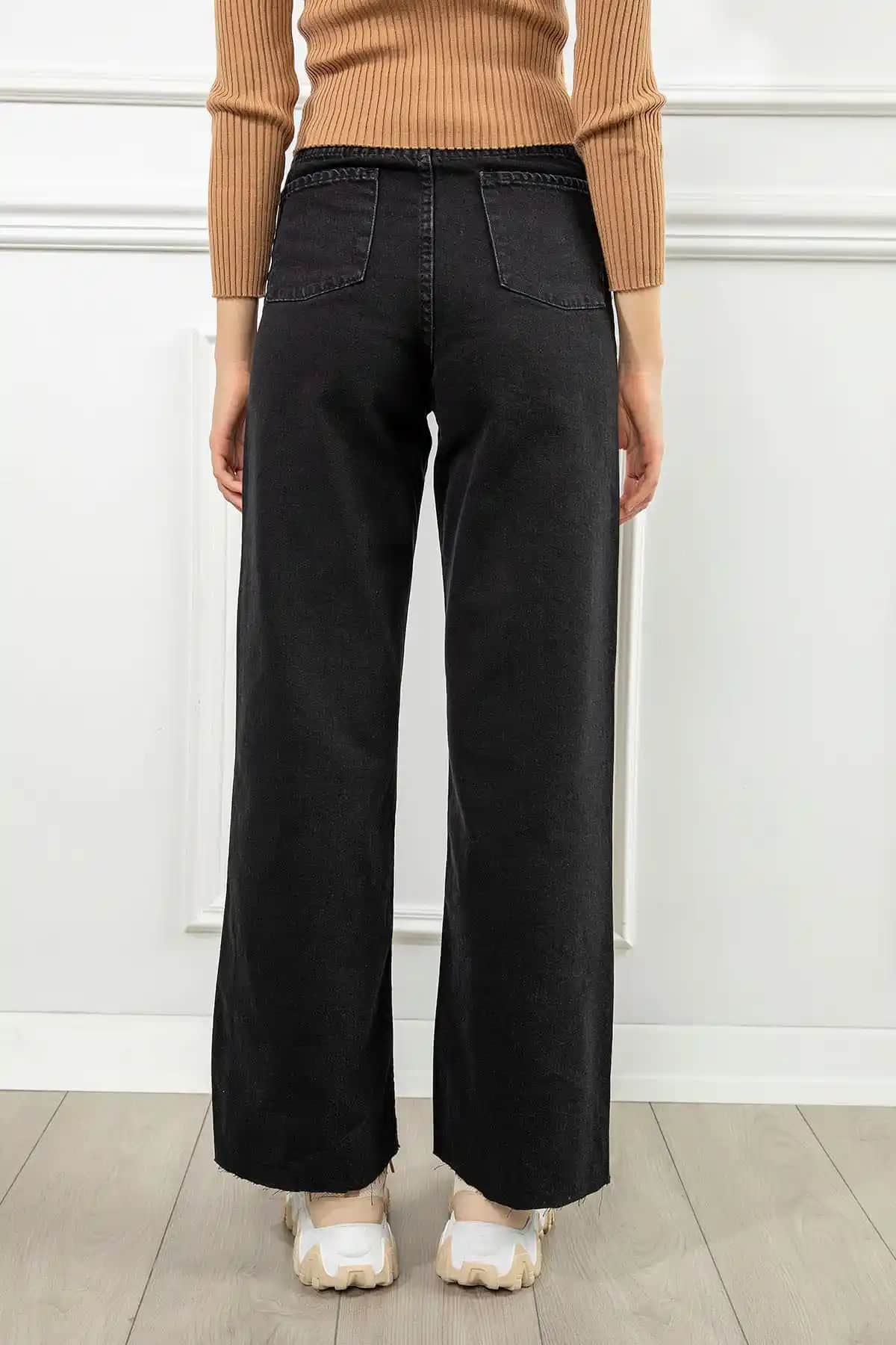 Bol Siyah Kot Pantolon ile Şık ve Rahat Kombinasyonlar Rehberi