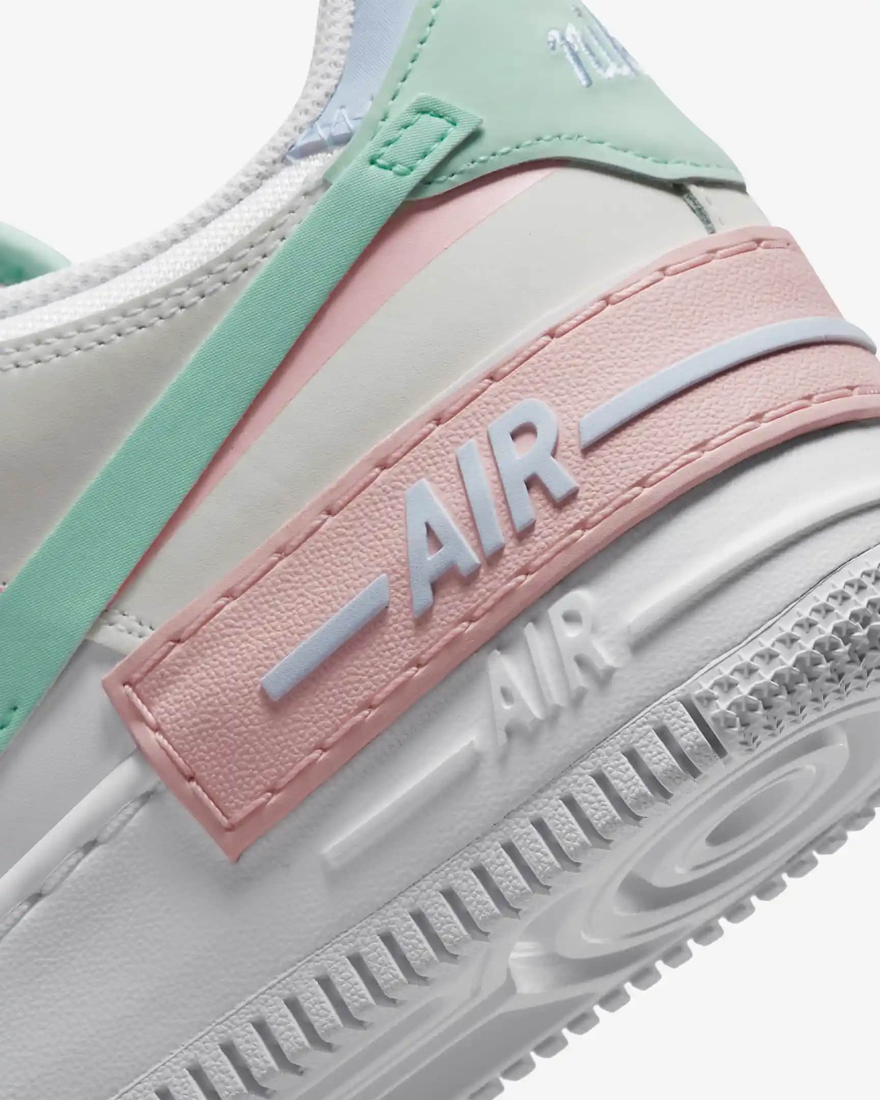 Nike Air Force 1 Shadow: Günümüz Moda Dünyasında Yenilikçi ve Şık Bir Spor Ayakkabı Seçeneği