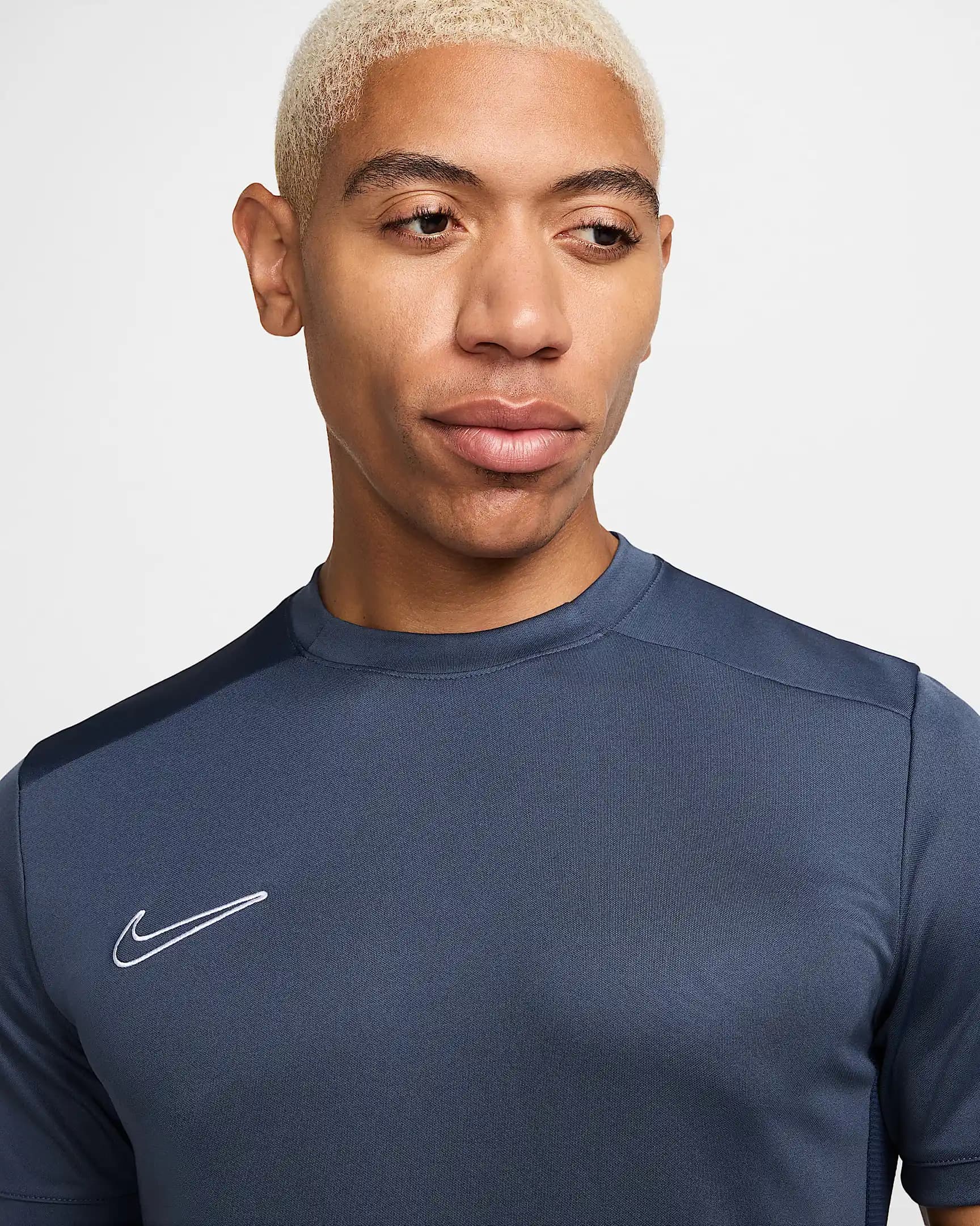 Nike Top Futbol Ayakkabıları ile Sahada Performans ve Şıklığı Yakalayın