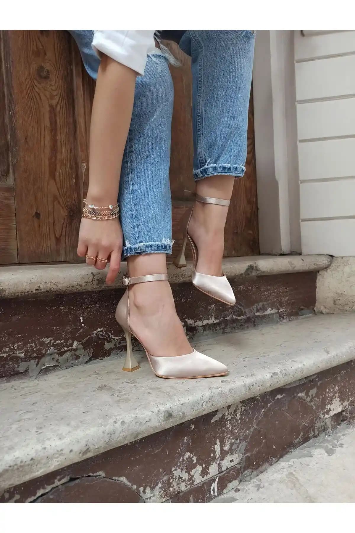 Atelierby DS Ten Saten 11 cm Şampanya Topuk Bileklikli Kadın Topuklu Ayakkabı