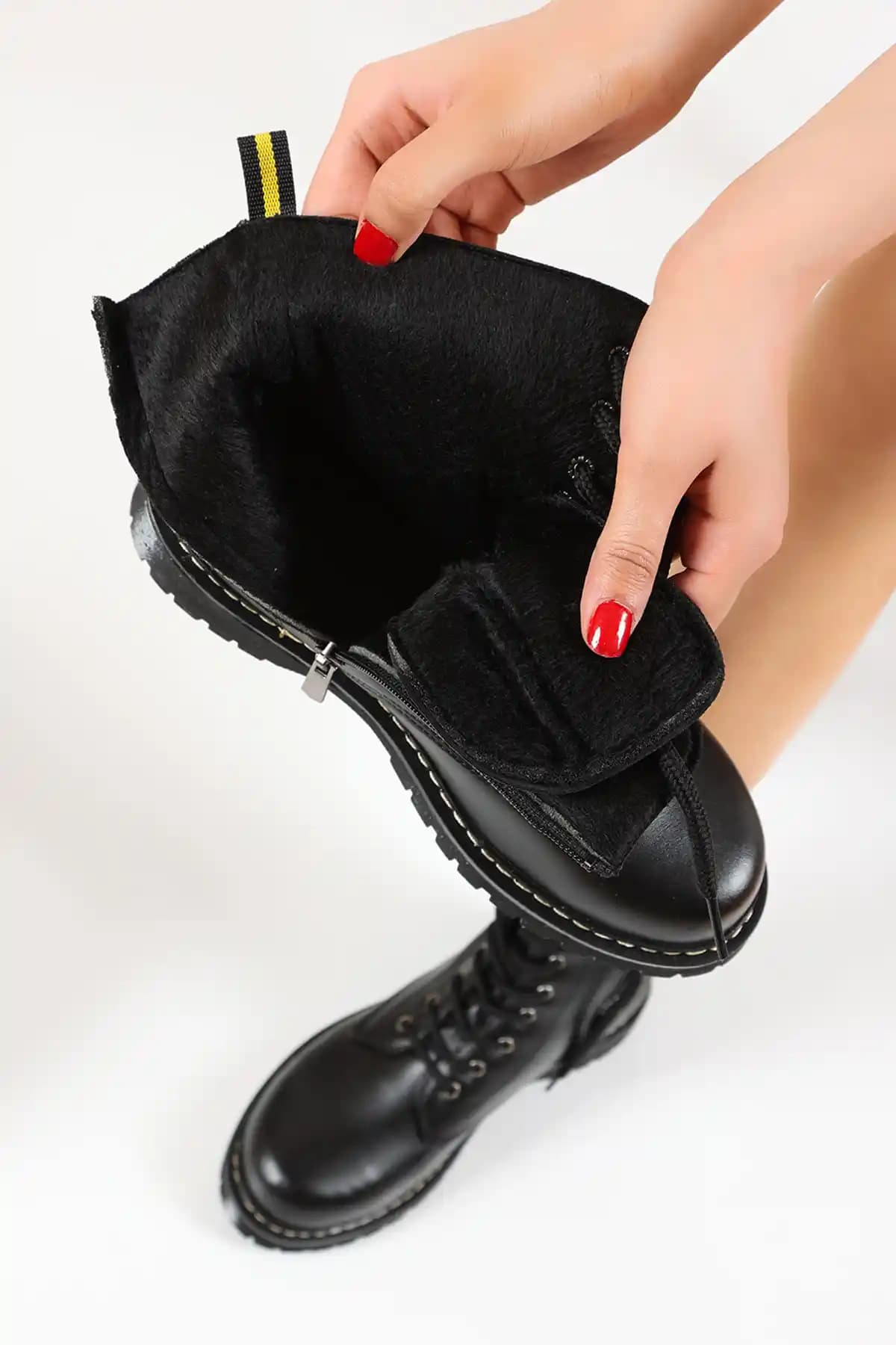 Ayax Siyah Günlük Kadın Postal Botu: Şıklık ve Konfor Sunan Dayanıklı Ayakkabı