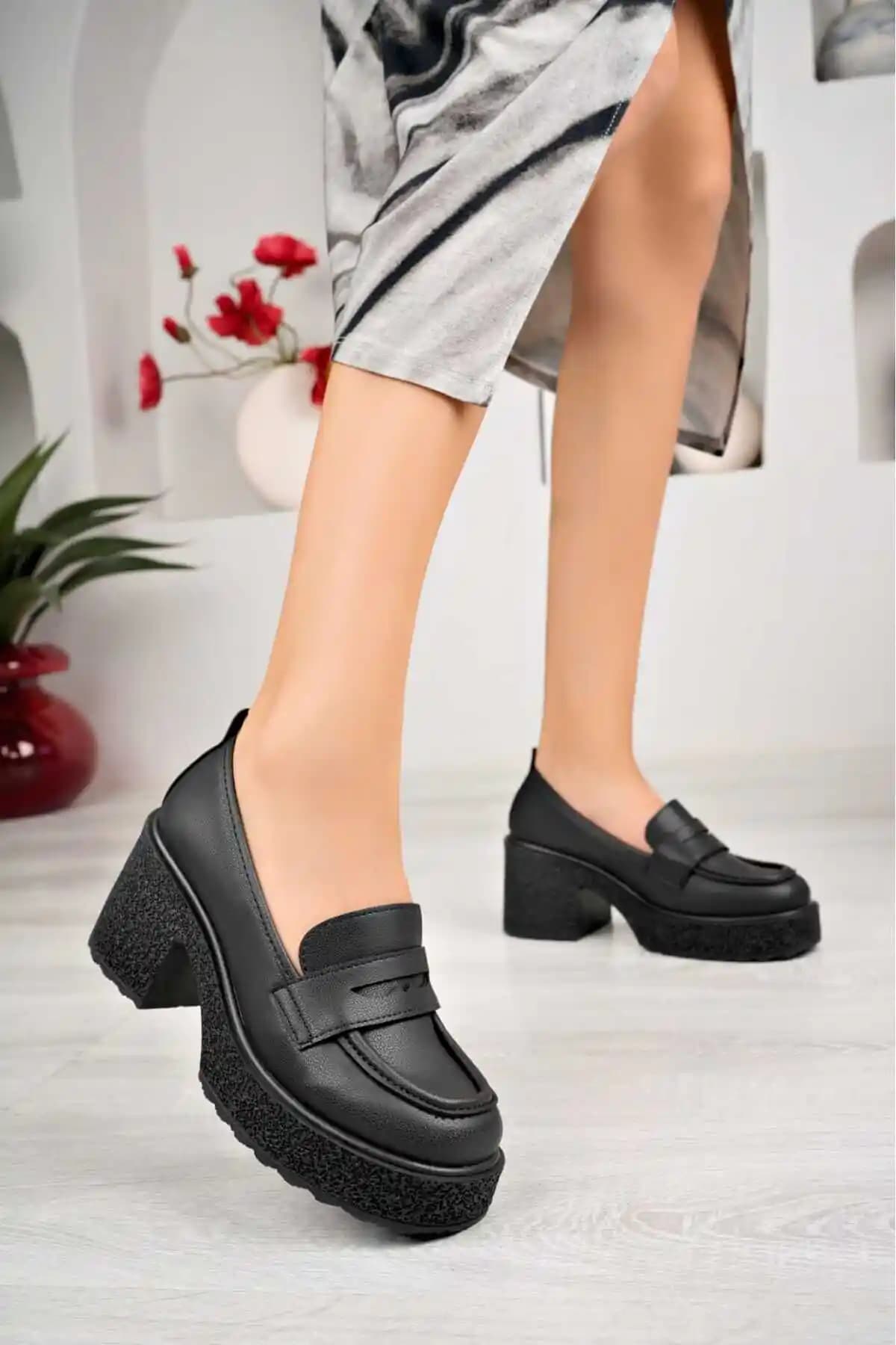 BAHRİNA Kadın Siyah Cilt Topuklu Loafer Ayakkabı: Şıklık ve Konforun Birleşimi