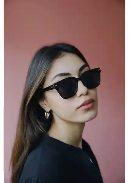 Bilge Karga Siyah Kadın Güneş Gözlüğü: Şıklık ve Koruma Sunan Modern Tasarım