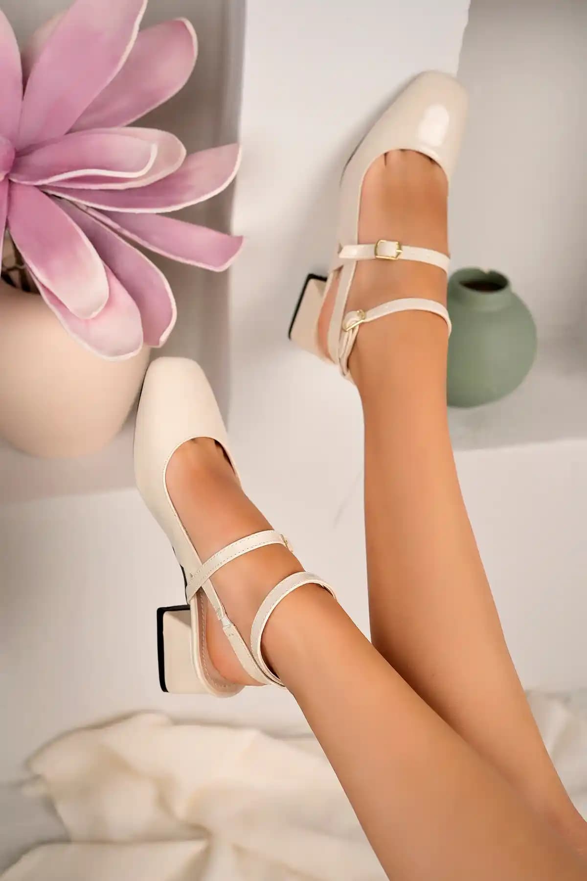 Camaiore Kadın Bej Rugan Deri Mary Jane Kısa Topuklu Ayakkabı Günlük ve Şık Kullanım İçin