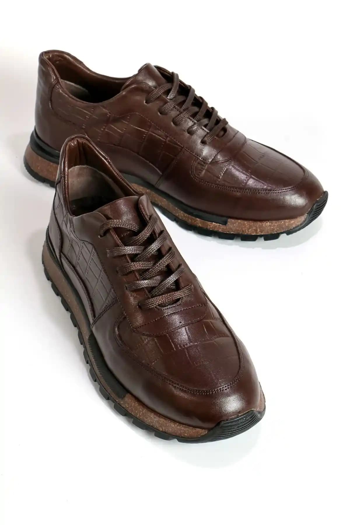 Deribank Hakiki Deri Erkek Casual Ayakkabı: Şıklık ve Konfor Sunan Modern Tasarım