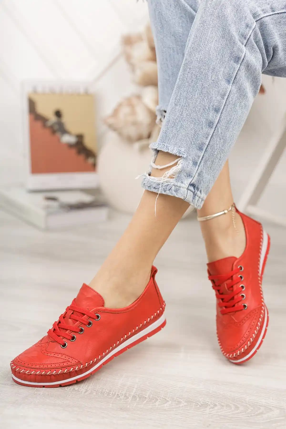 Deripabuc Hakiki Deri Kırmızı Kadın Babet: Şıklık ve Konforun Mükemmel Buluşması