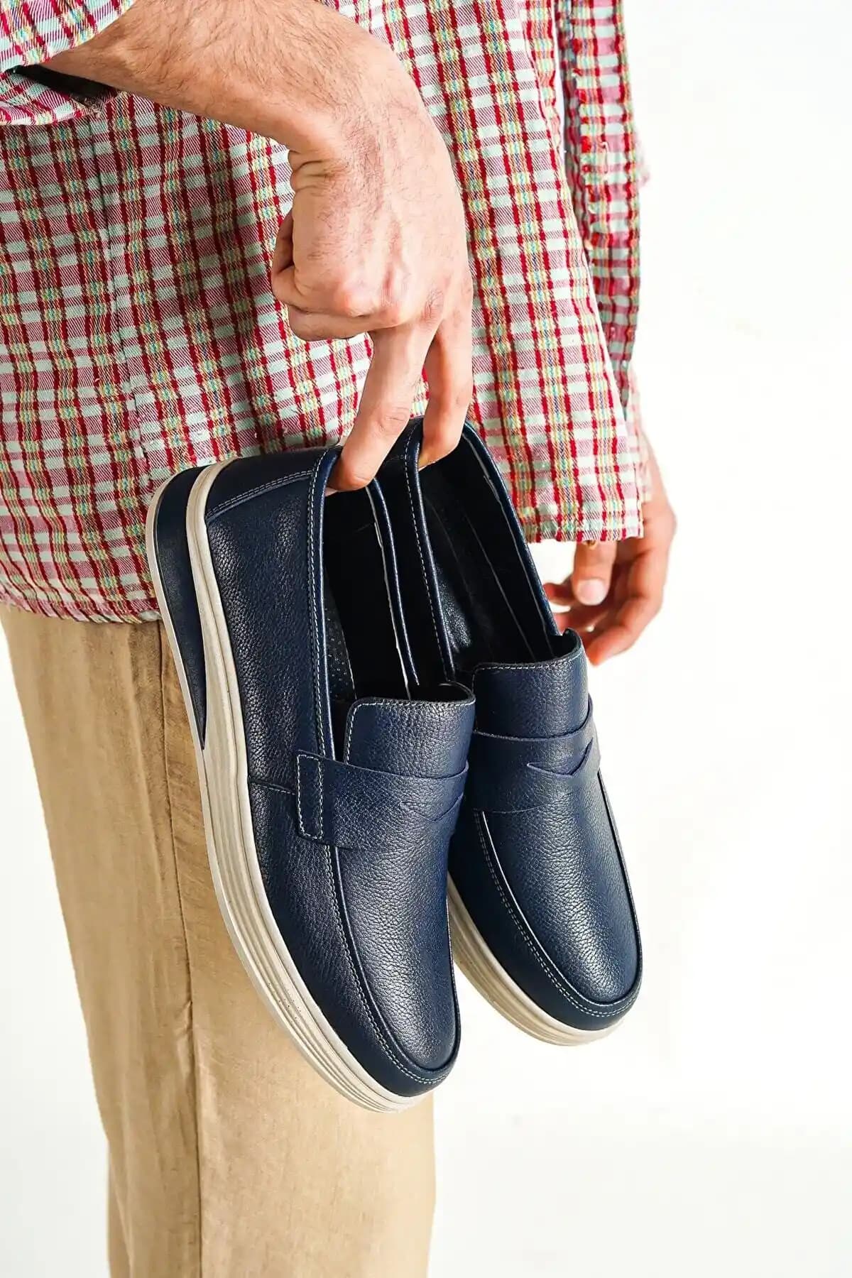 Deripabuc Hakiki Deri Lacivert Erkek Casual Ayakkabı: Şıklık ve Konforun Buluşması