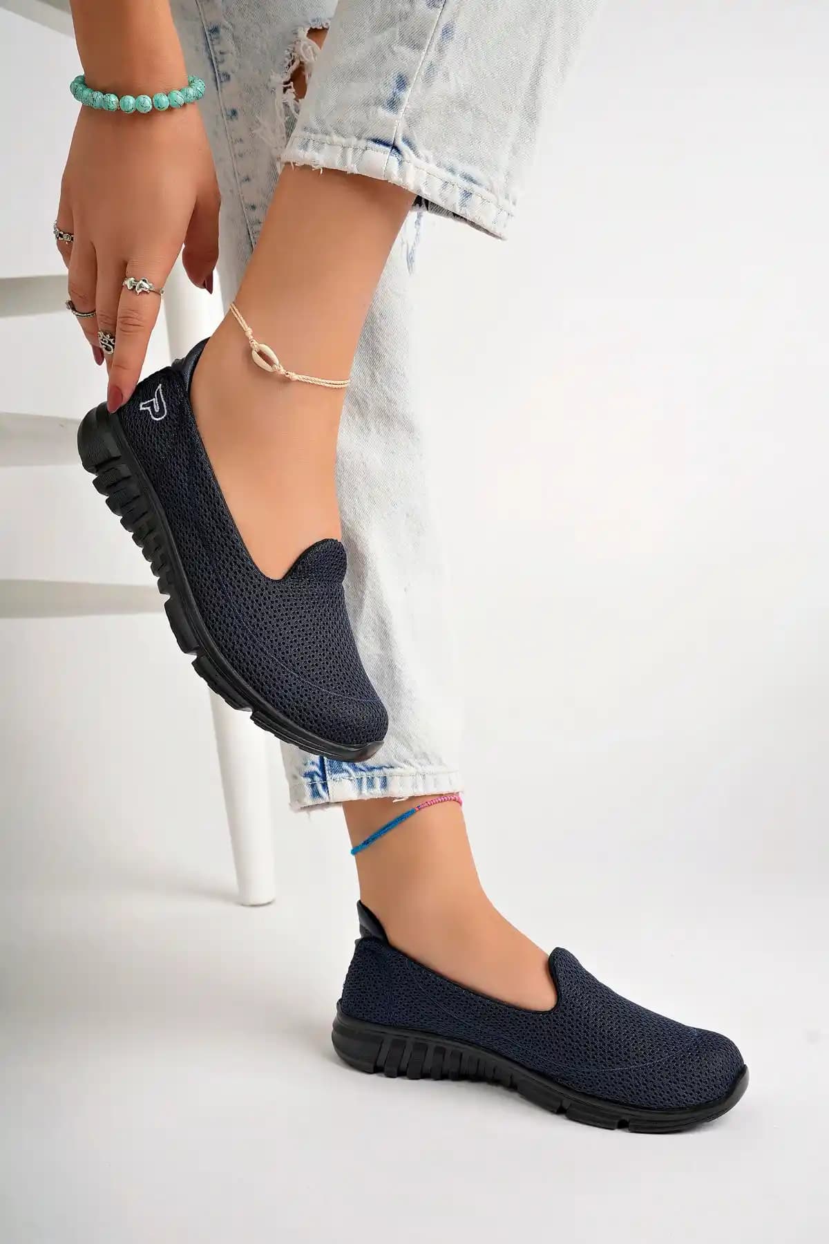 Deripabuc Lacivert Kadın Spor Babet: Günlük Rahatlık ve Şıklık Sunan Modern Tasarım