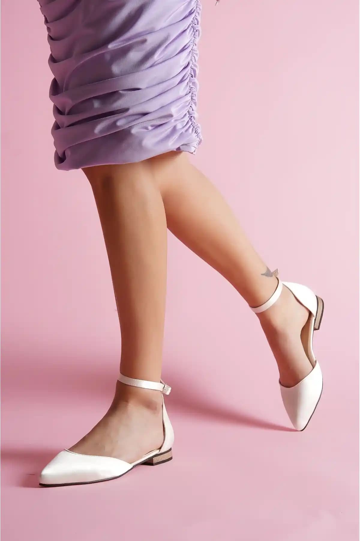 DİVOLYA Misty Bej Saten Babet: Şıklık ve Konforu Bir Arada Sunan Günlük Kadın Ayakkabısı