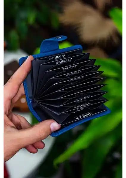 Garbalia Adanus Deri Akordiyon Kartlık: Şıklık ve Güvenliği Bir Arada Sunar