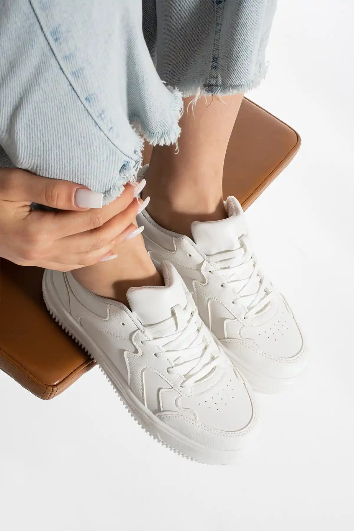 İNFİNİTE Beyaz Kadın Spor Ayakkabı Günlük Şıklık ve Konfor Sunan Modern Tasarım