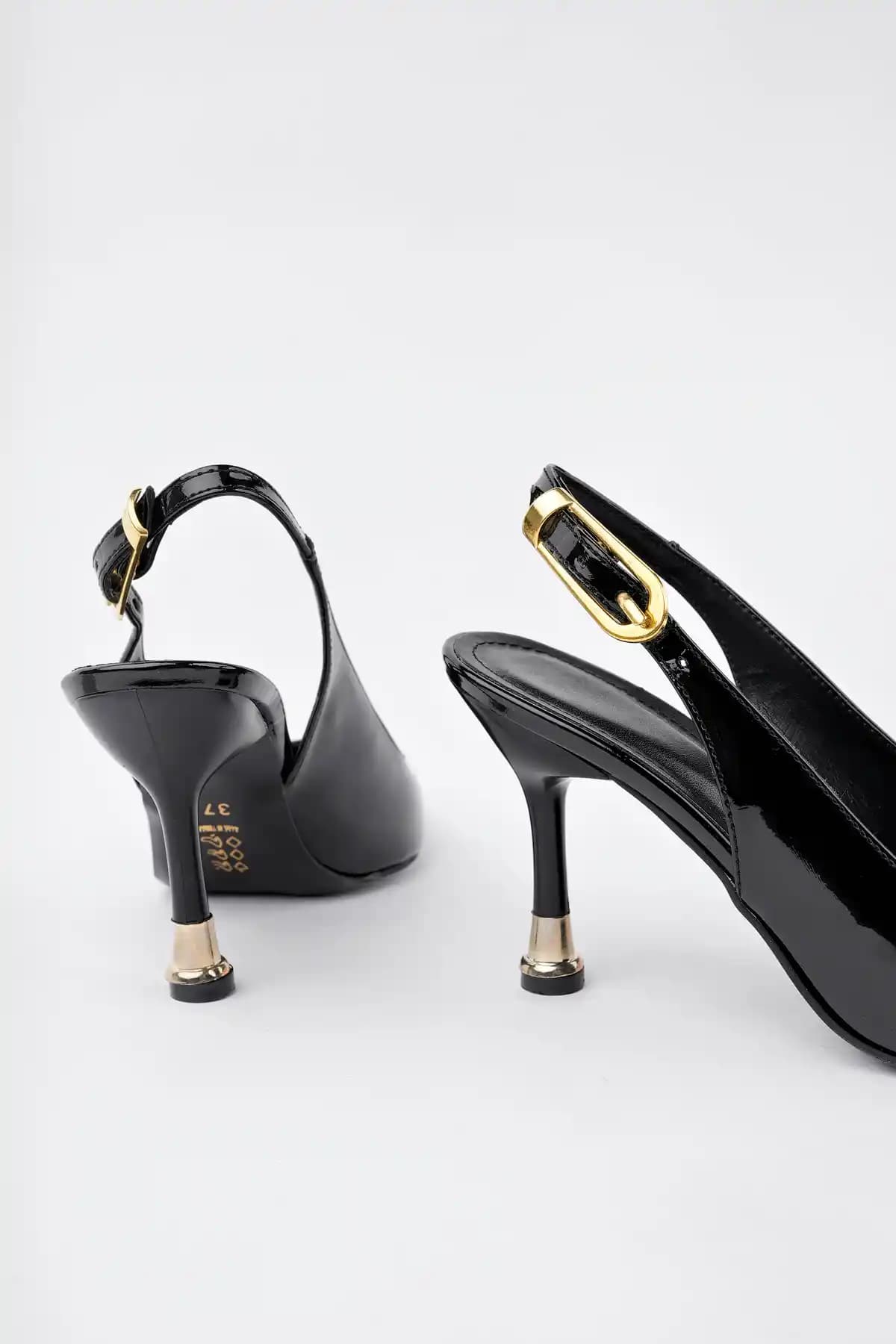 Kadın Siyah Rugan Tokalı Sivri Burun Stiletto Ayakkabı - Şık ve Konforlu Tasarım