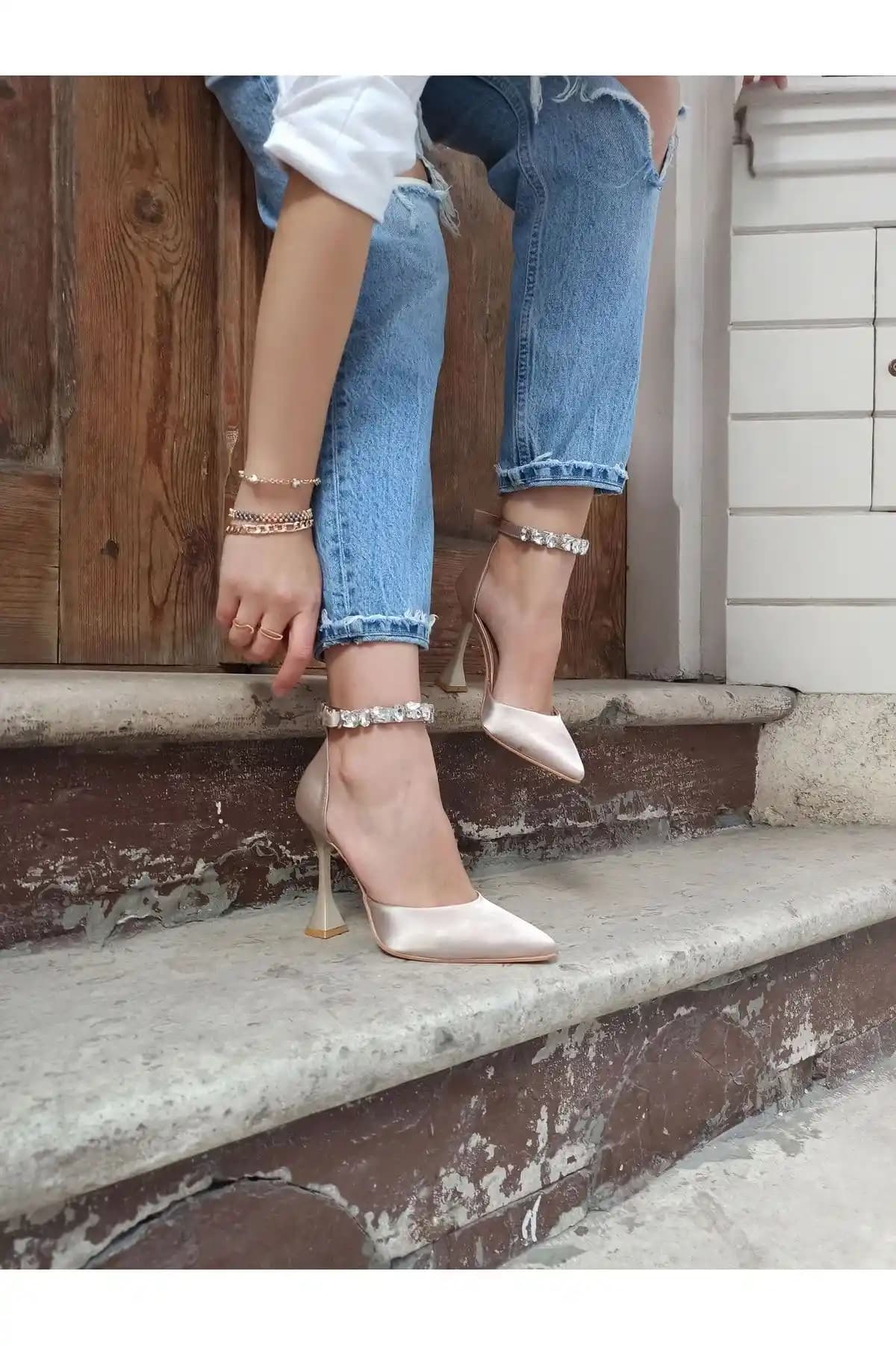 Kadınlar İçin Şık ve Konforlu Saten Bilek Taşlı Topuklu Ayakkabı 11 cm yüksekliğinde
