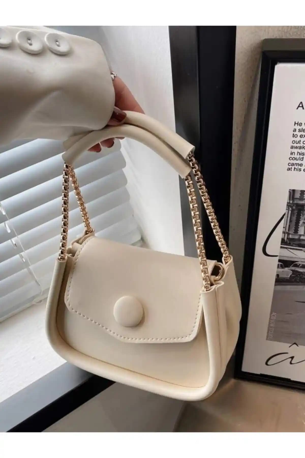 Katusa Krem Zincirli Baget Çanta: Modern ve Şık Günlük Kullanım Aksesuarı