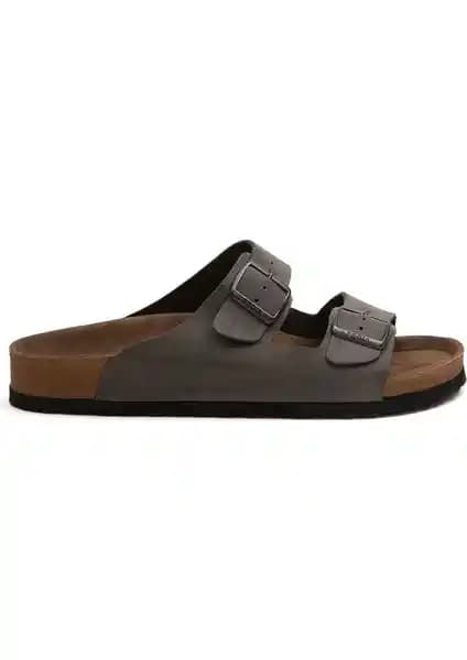 Pegia Erkek Bantlı Deri Terlik 215020: Şıklık ve Konforu Bir Arada Sunan Model