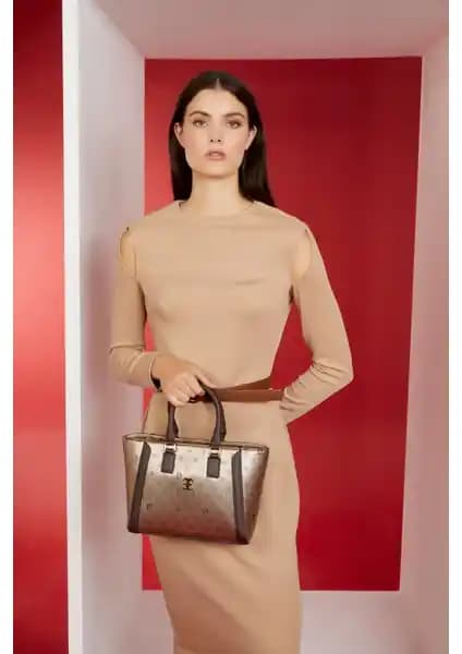 Pierre Cardin Kadın Altın Monogram Kol Çantası: Şıklık ve Fonksiyonelliğin Buluşması