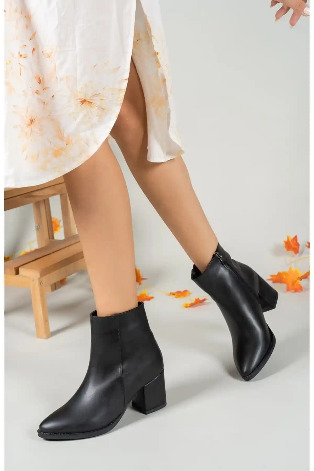 Riccon Siyah Cilt Kadın Botu: Şıklık ve Fonksiyonelliği Bir Arada Sunan Dayanıklı Ayakkabı