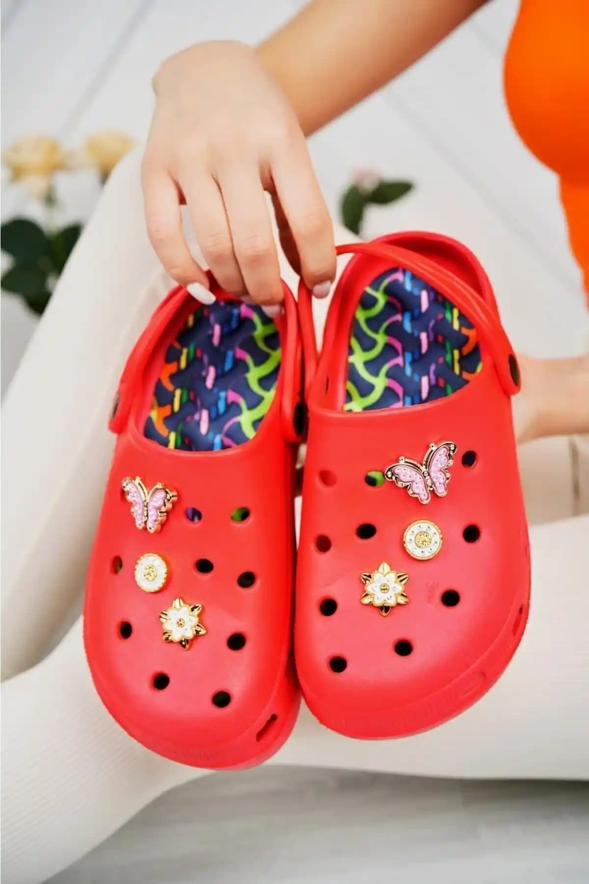 Sağlık Çalışanları İçin Konforlu ve Dayanıklı Masaj Tabanlı Terlik Özellikleri