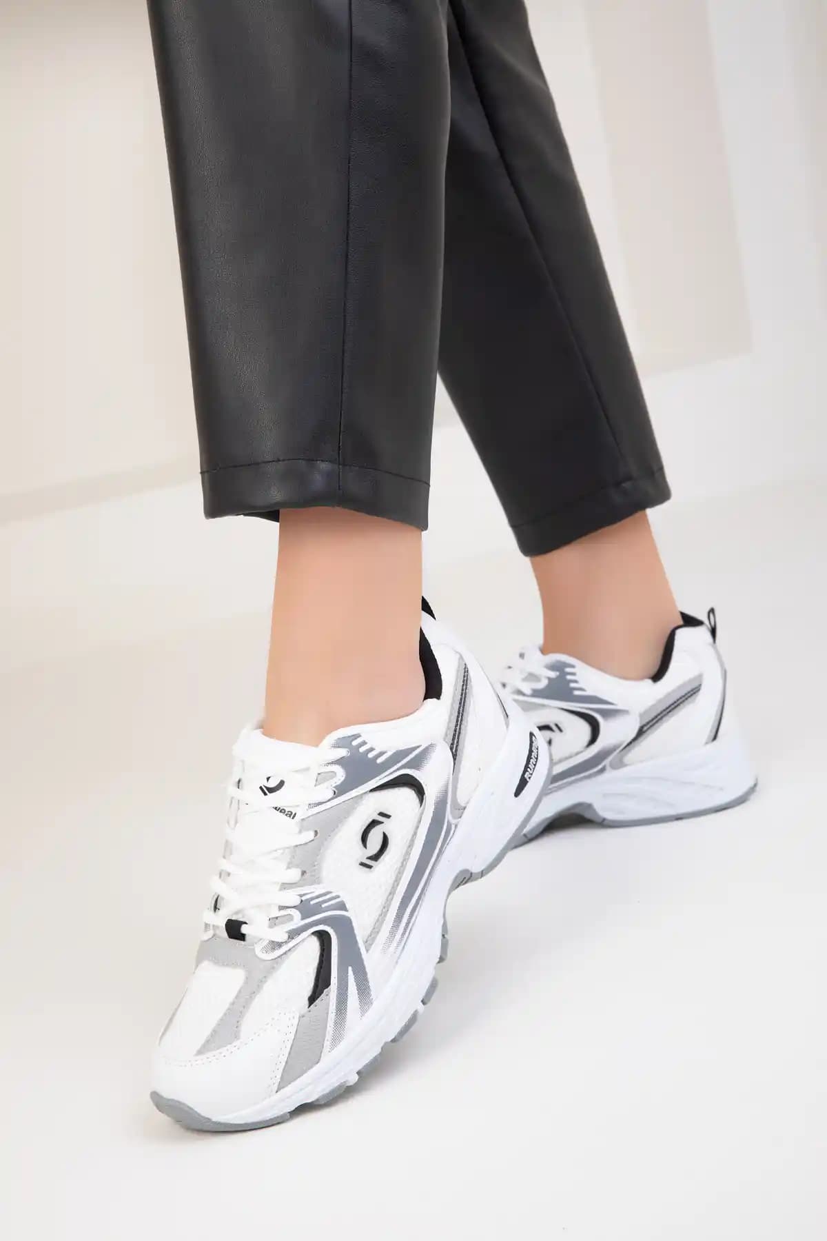 SOHO Kadın Beyaz-Gri-Siyah Sneaker: Modern ve Konforlu Günlük Ayakkabı Seçenekleri