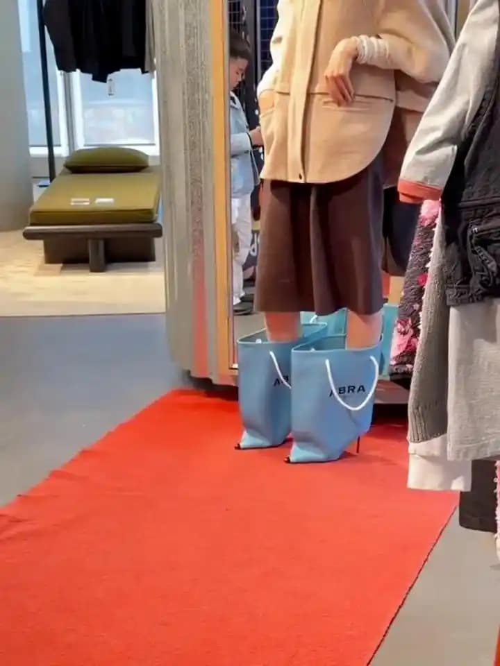 ABRA'nın Çanta Formundaki Çizme Tasarımı: Moda ve Sanatın Sınırlarında Yenilikçi Bir Yaklaşım