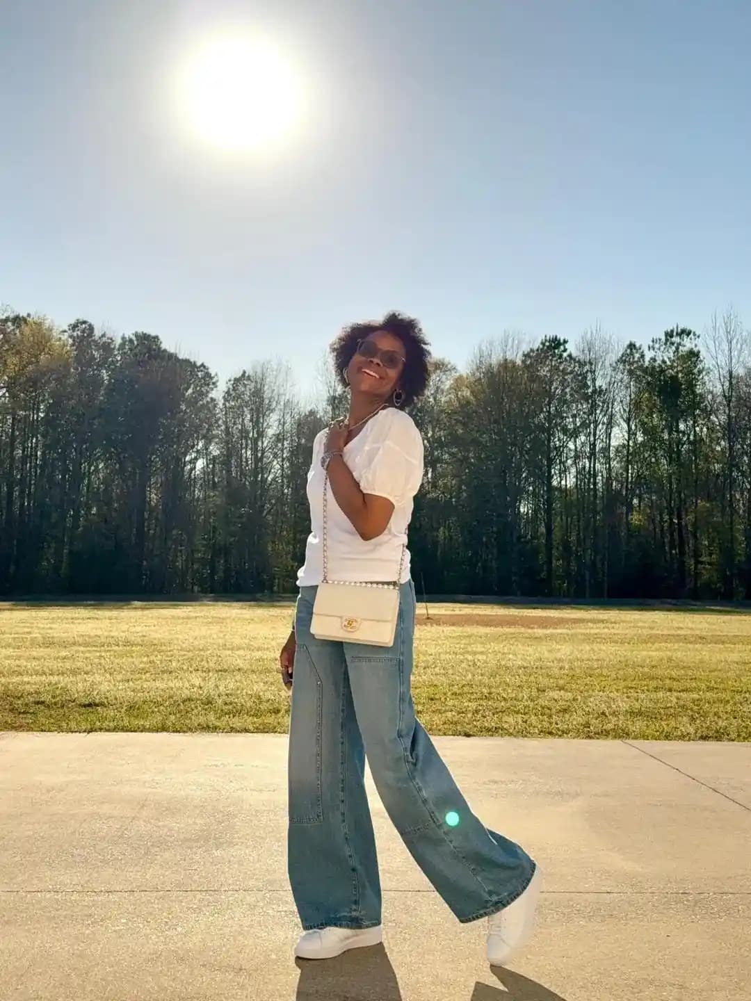 Chanel Çanta ile Geniş Paça Denim Kombini: Gündelik Şıklık ve Rahatlık Dengesi