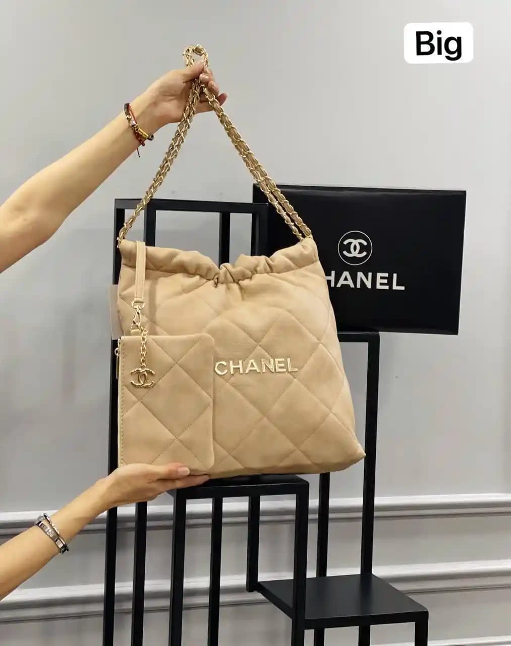 Chanel'in Yeni Çantası: Klasik Tasarımdan Uzak, Trend Takibi ve Eleştiriler