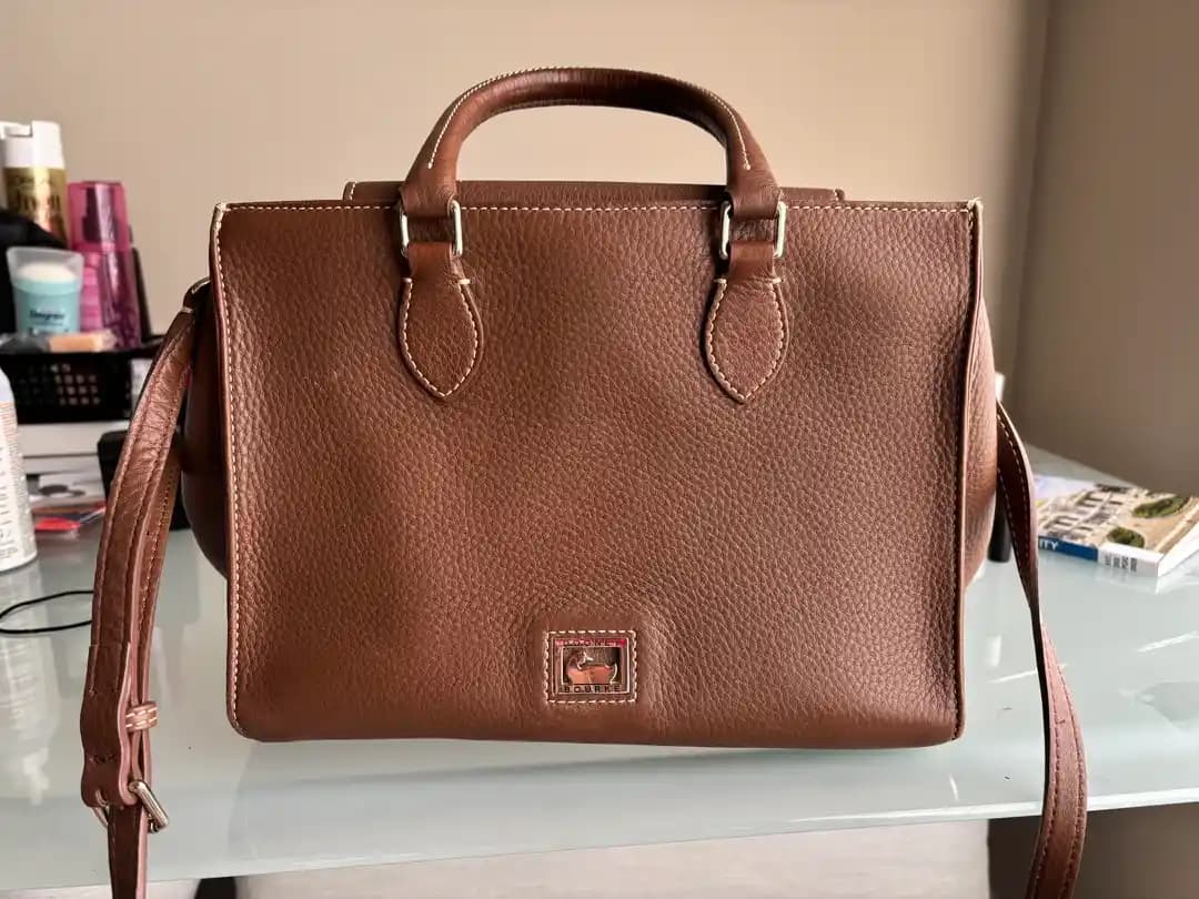 Dooney & Bourke Janine Çantası: Dayanıklı Deri Tasarımı ve Piyasa Değeri Analizi