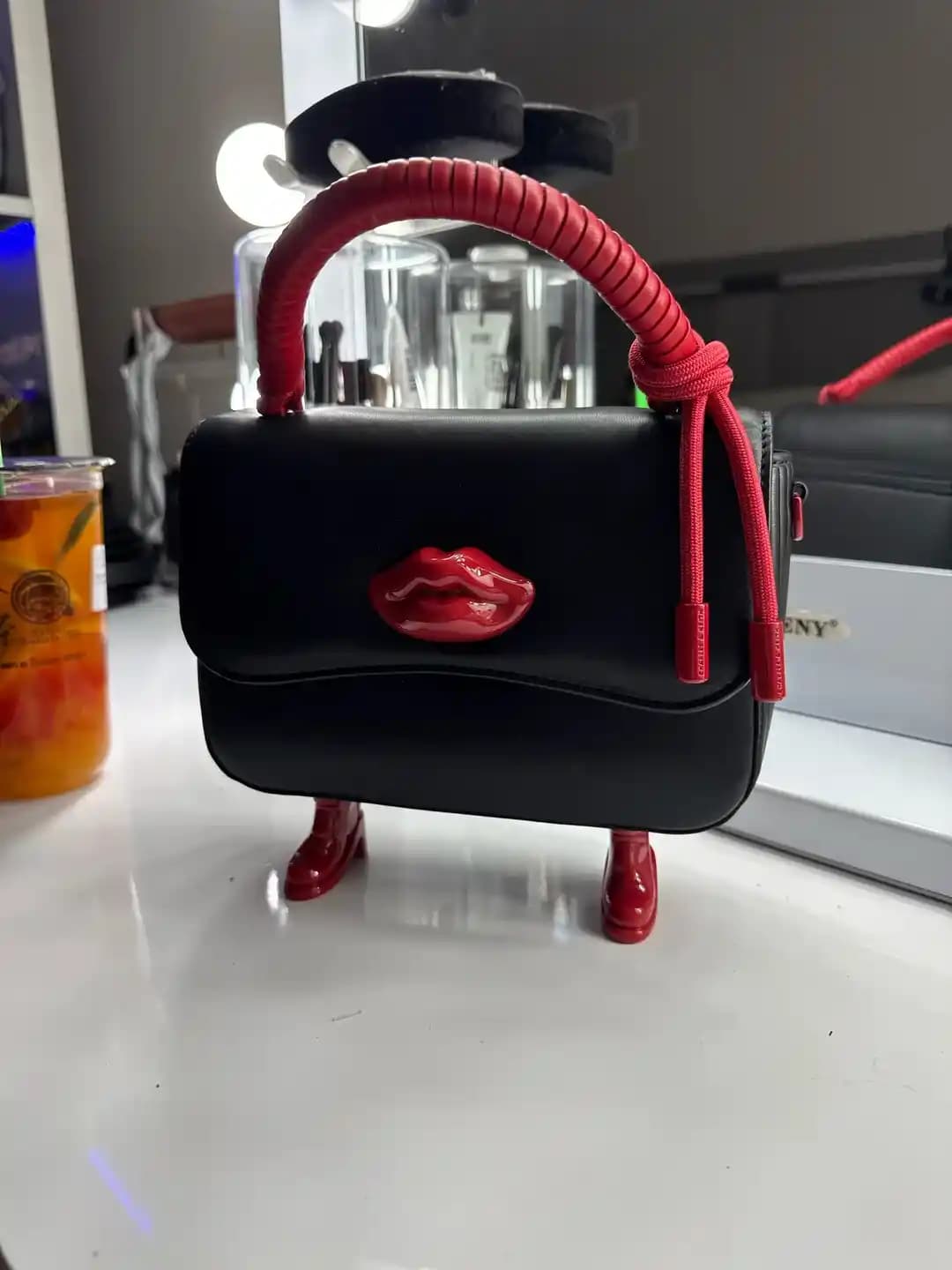 En Tuhaf ve İlginç Çanta Tasarımları: Moda Dünyasında Yenilikçi ve Özgün Aksesuarlar