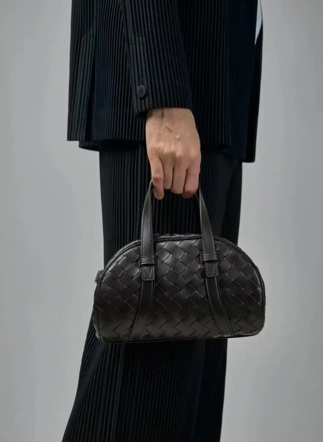 Erkekler İçin Casual ve Formal Kullanıma Uygun Çanta Seçiminde Tasarım ve Malzeme Önemleri