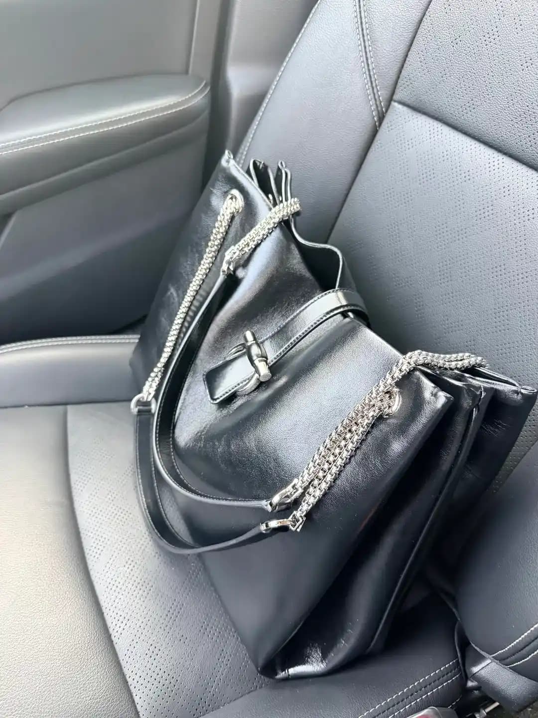 Ferragamo Siyah Deri Tote Çanta: Gümüş Donanımlı Günlük Kullanım İçin Şık ve Fonksiyonel Model