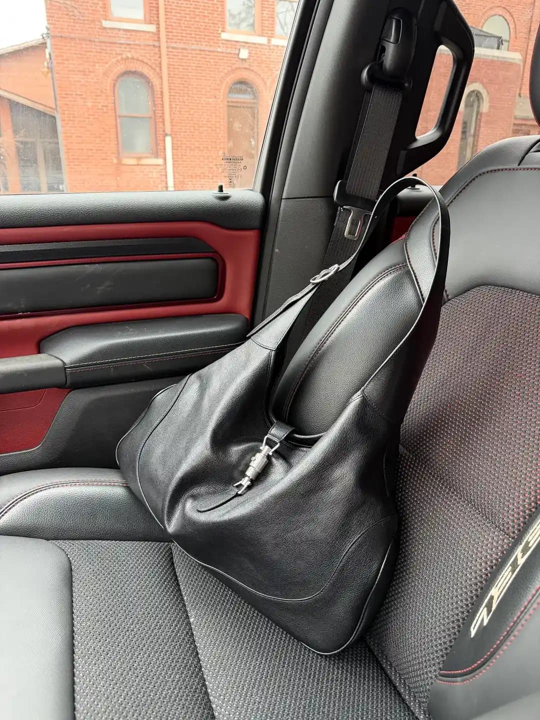 Gucci Jackie Çantanın Yeni Büyük Boy Versiyonu: Deri Kalitesi ve Tasarım Özellikleri