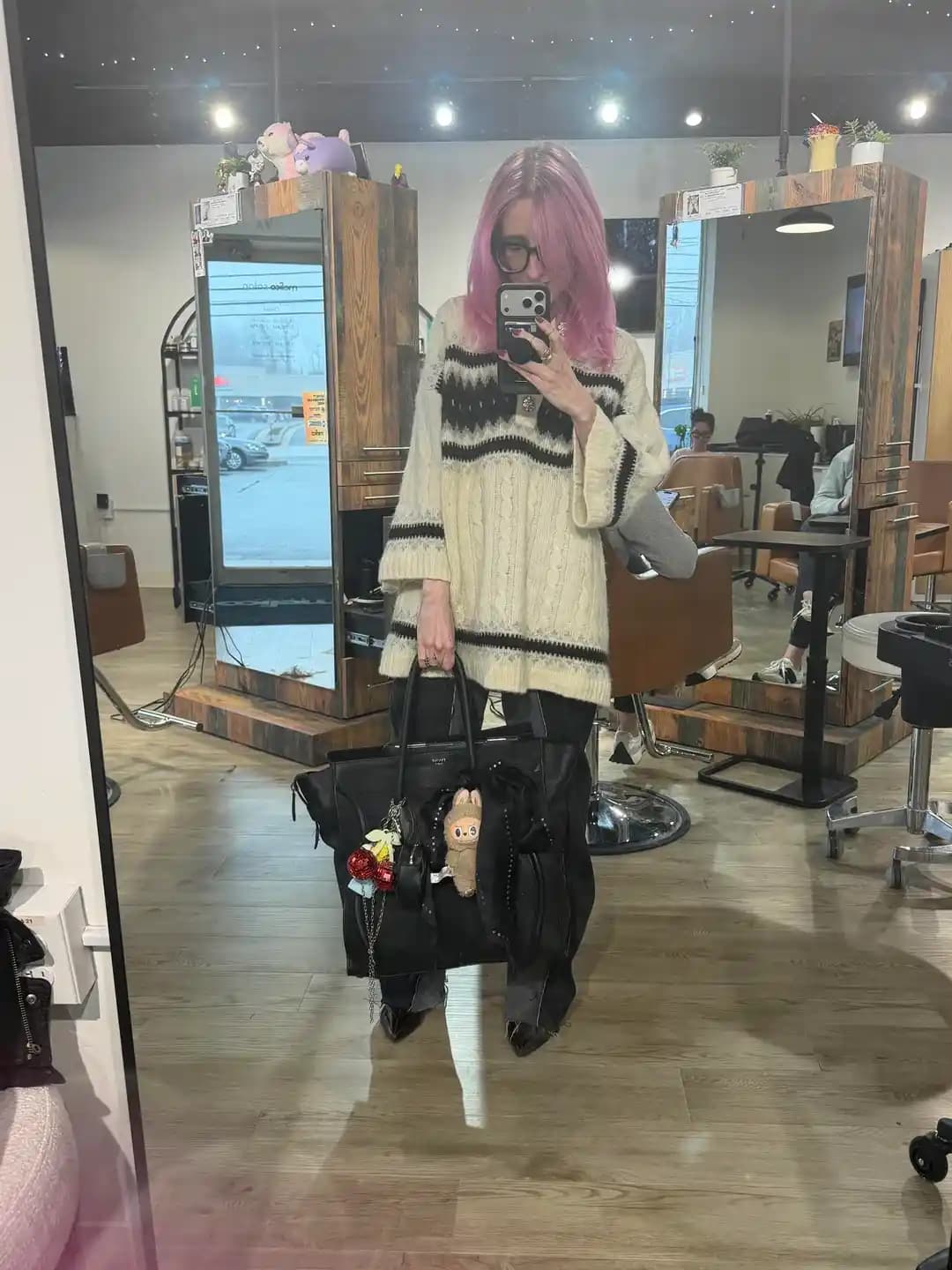 Kısa Boylu Kadınlarda Büyük Çanta Tercihleri ve Stil Dengesi Üzerine Analiz