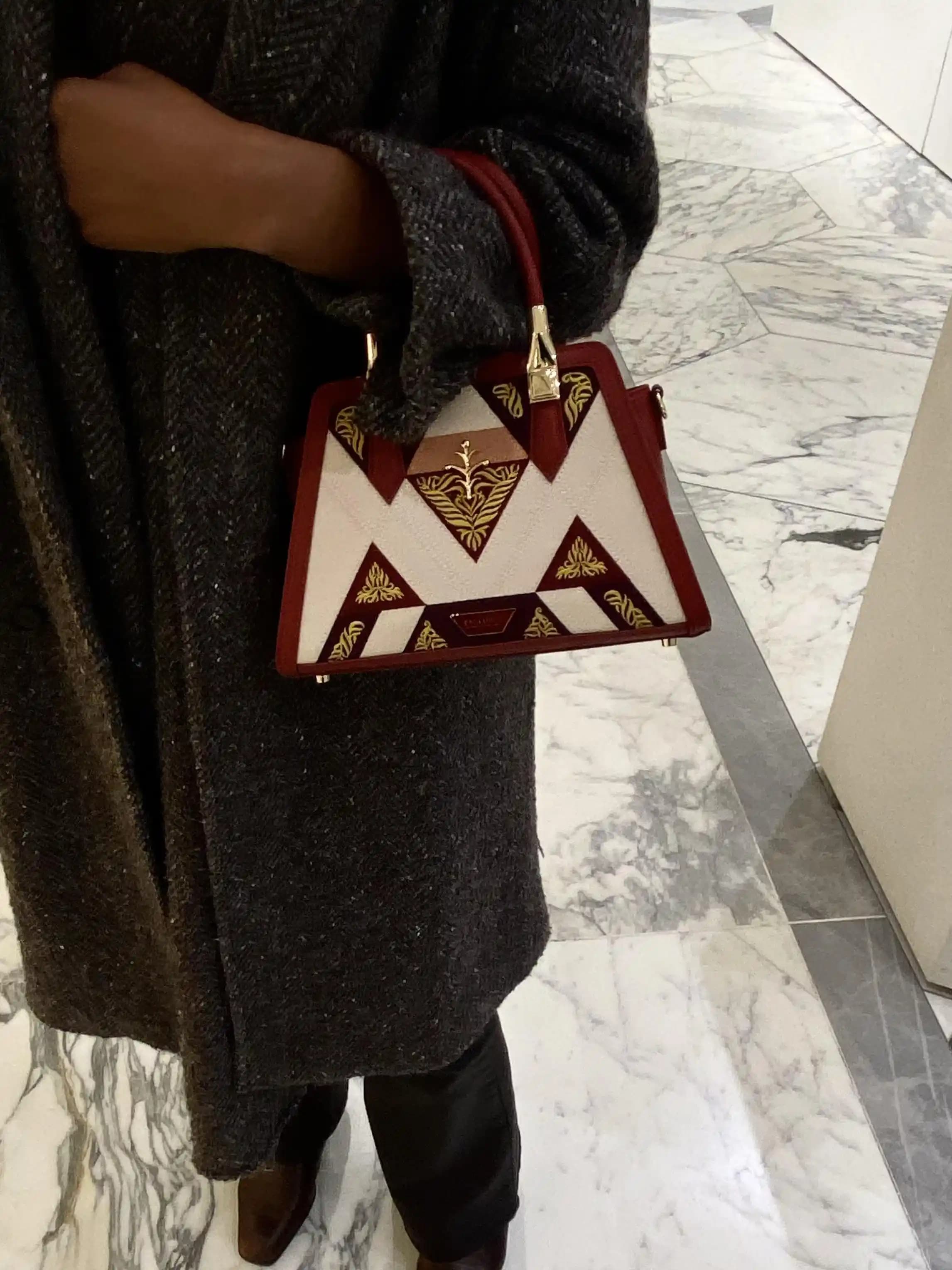 Opus Emiliano Aemilianus Mini Çantası: Sanat ve El İşçiliğinin Özgün Buluşması