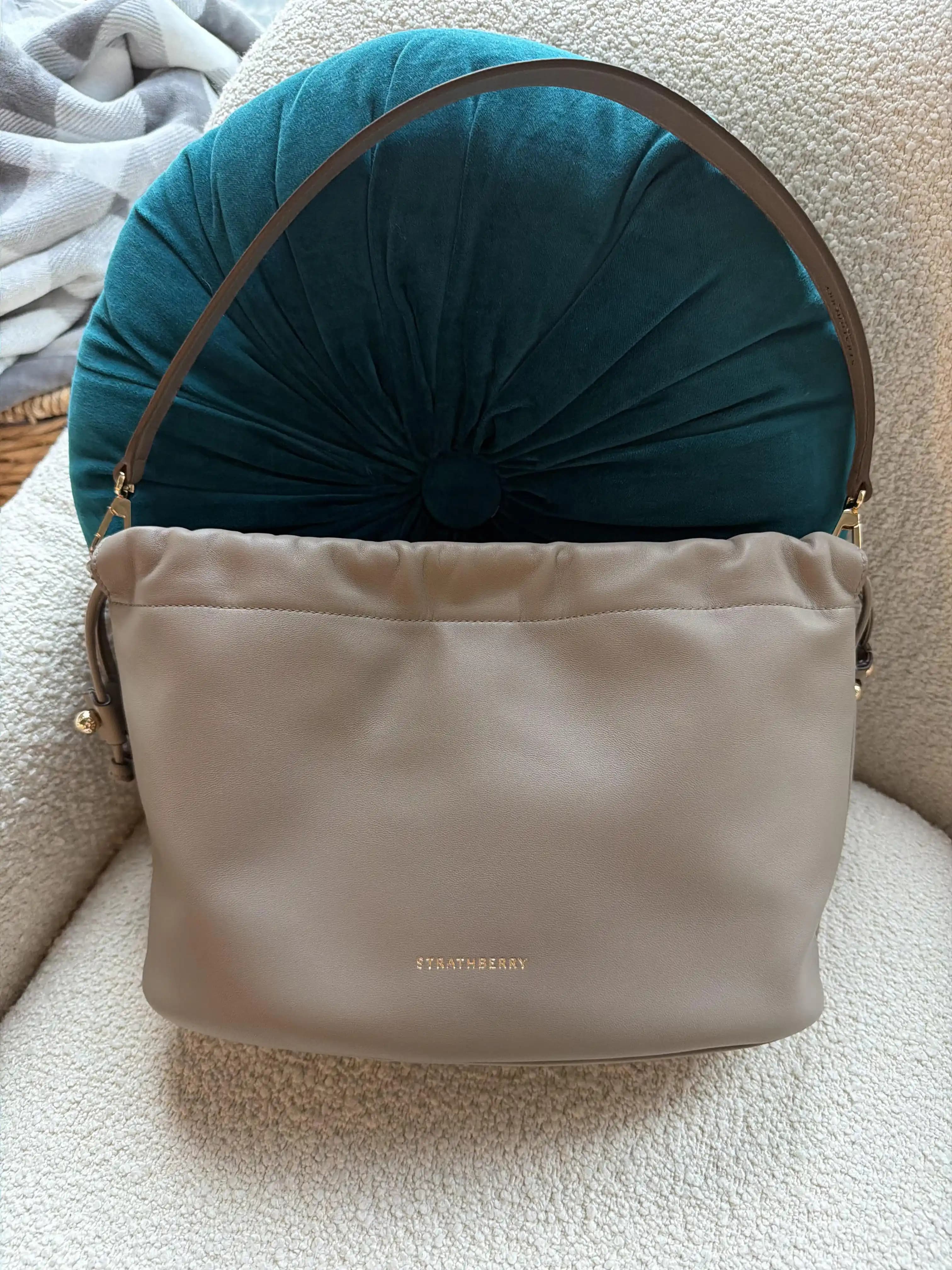 Strathberry Charlotte Midi Çanta: Lüks Deri Kalitesi ve Çok Yönlü Tasarım Özellikleri