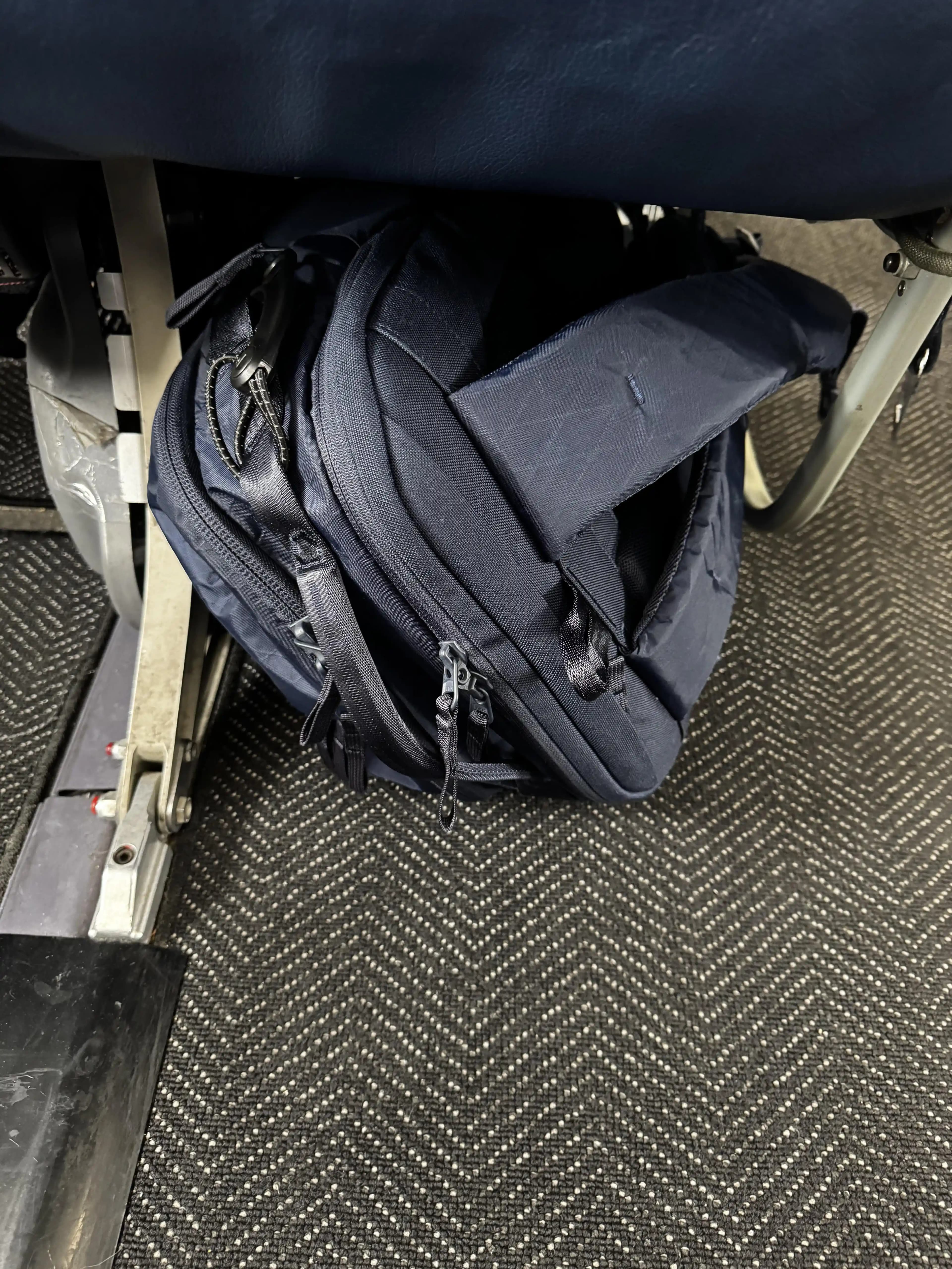 United 737-900 Uçuşlarında Able Carry Max EDC Çantasının Dar Alanlarda Kullanımı ve Özellikleri