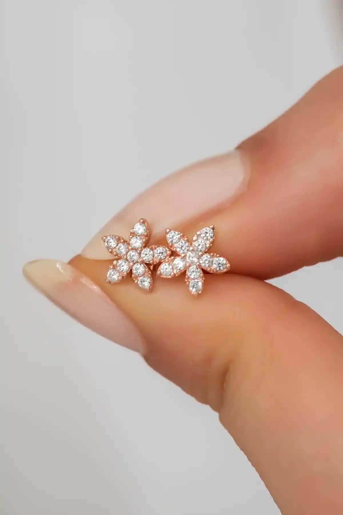 925 Ayar Güçlü Minik Rose Kır Çiçeği Küpe Zarif ve Dayanıklı Takı Seçeneği