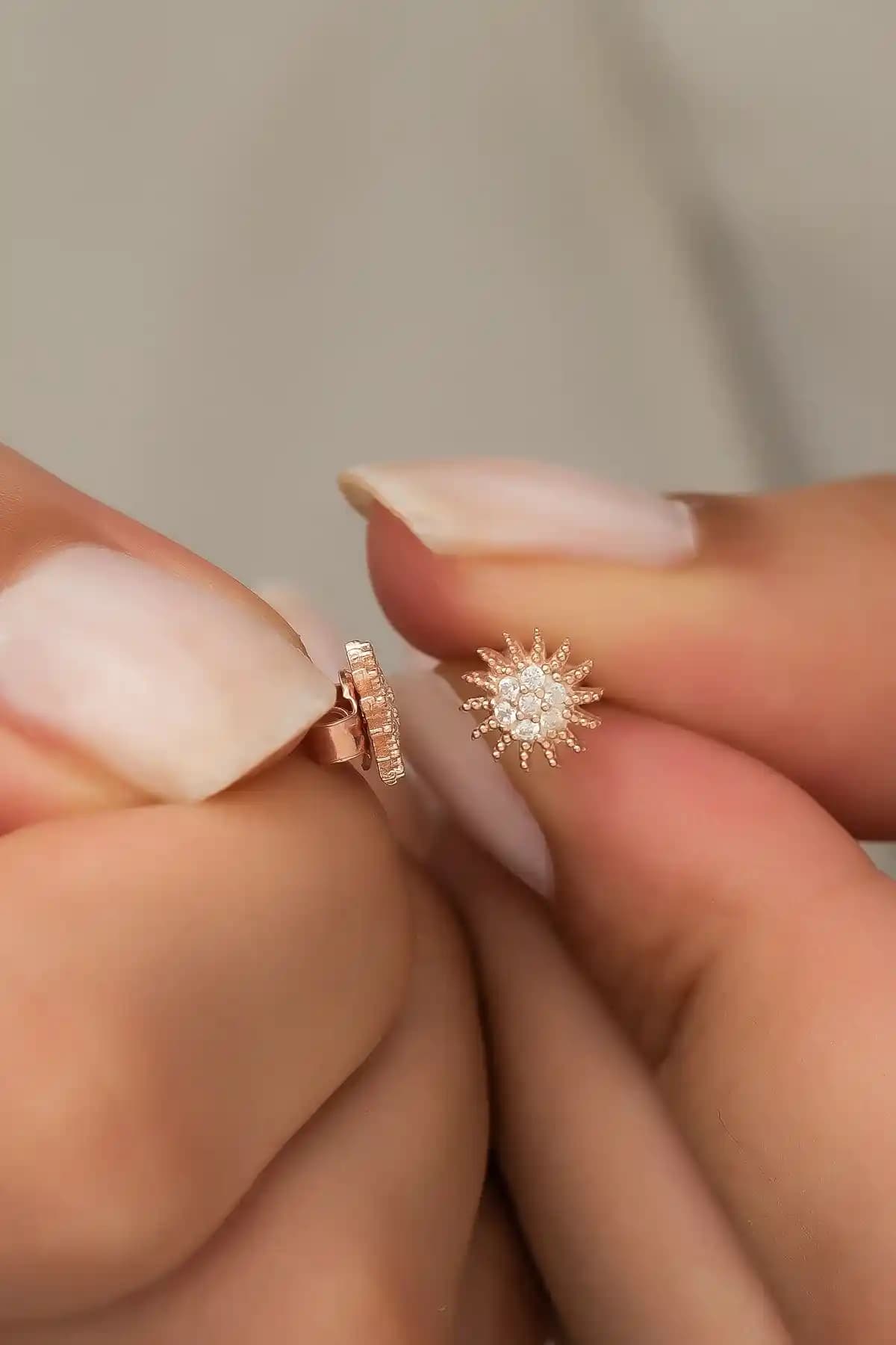 925 Ayar Gümüş Güneş Figürlü Zirkon Taşlı Küpe - Minimalist ve Şık Tasarım