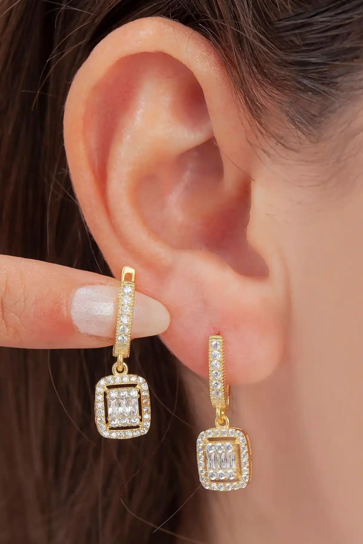 925 Ayar Gümüş Kadın Küpe Modern Tasarım Zarif ve Dayanıklı Aksesuar