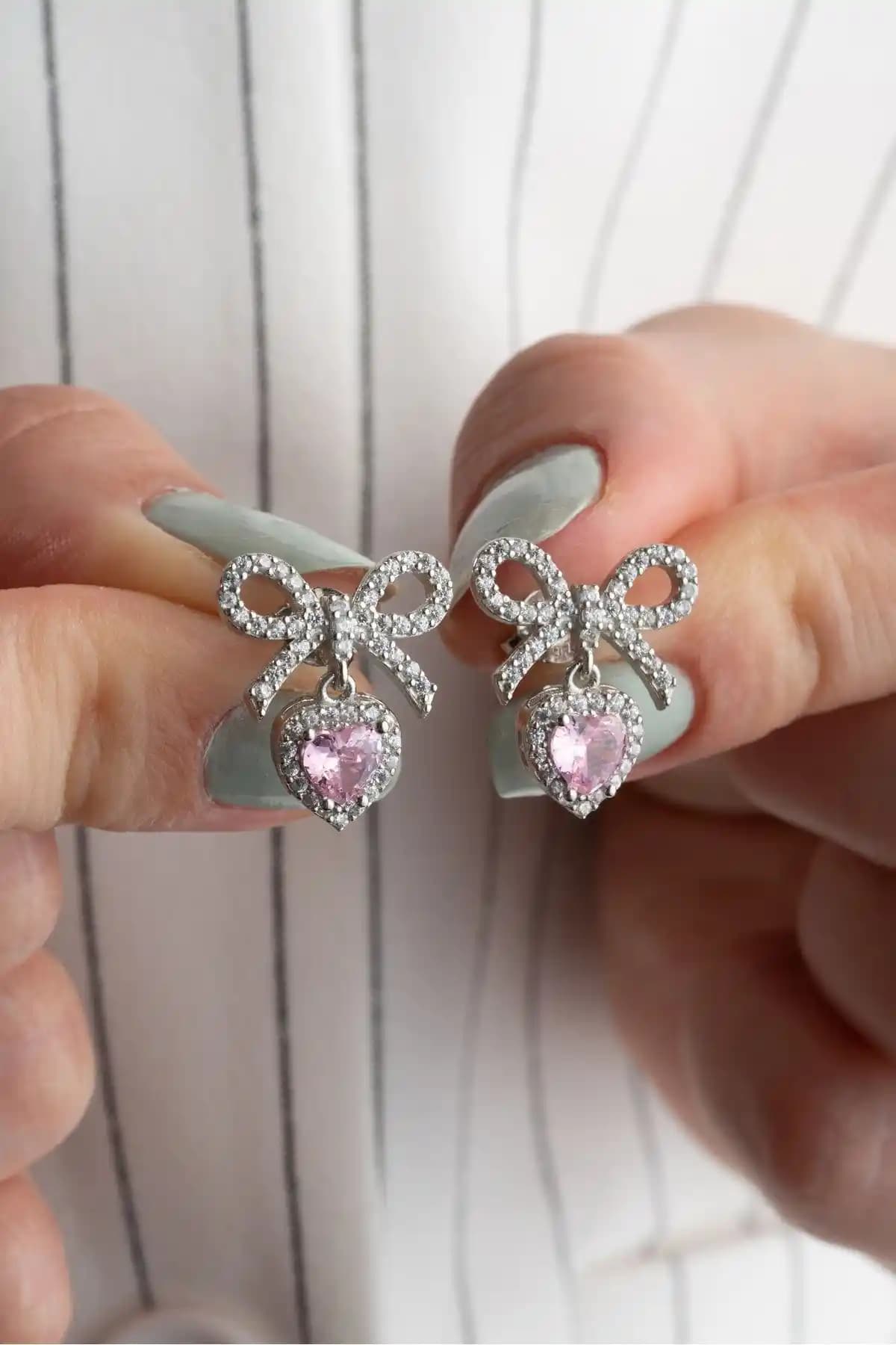 925 Ayar Gümüş Kalp Şekilli Fiyonklu Küpe - Zarif ve Parlak Tasarım