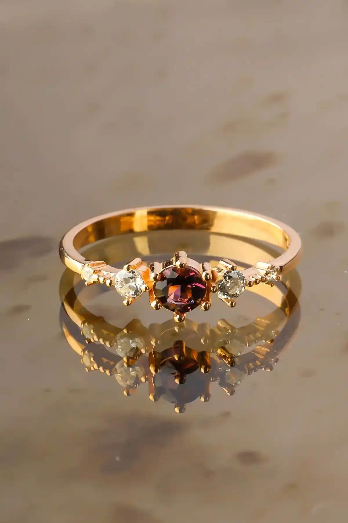 925 Ayar Gümüş Pembe Zirkon Taşlı Zarif Yüzük, Şıklık ve Dayanıklılık Sunar