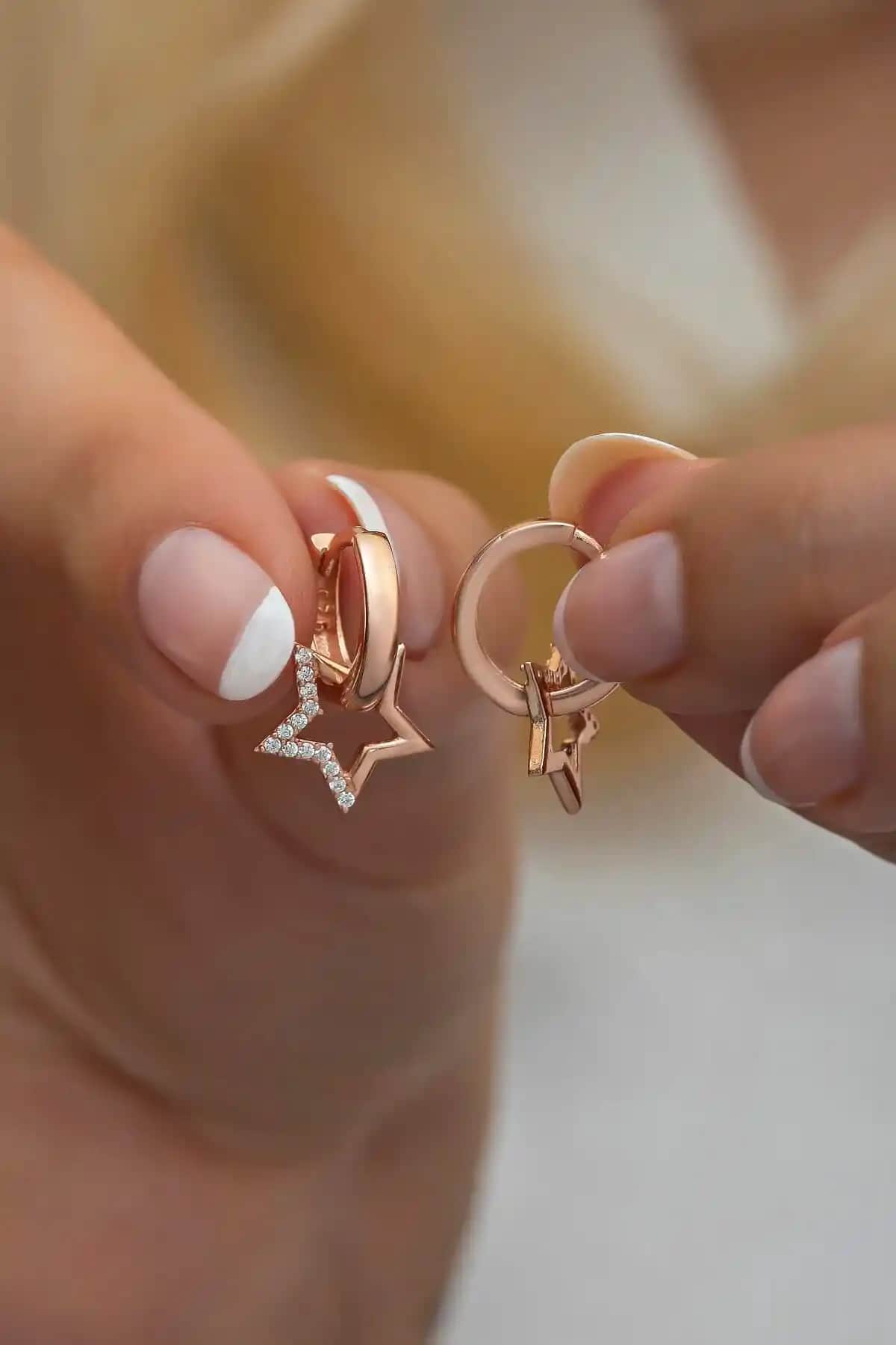 925 Ayar Gümüş Sallantılı Yıldız Figürlü Pembe Kaplamalı Küpe Özellikleri ve Kullanım İpuçları