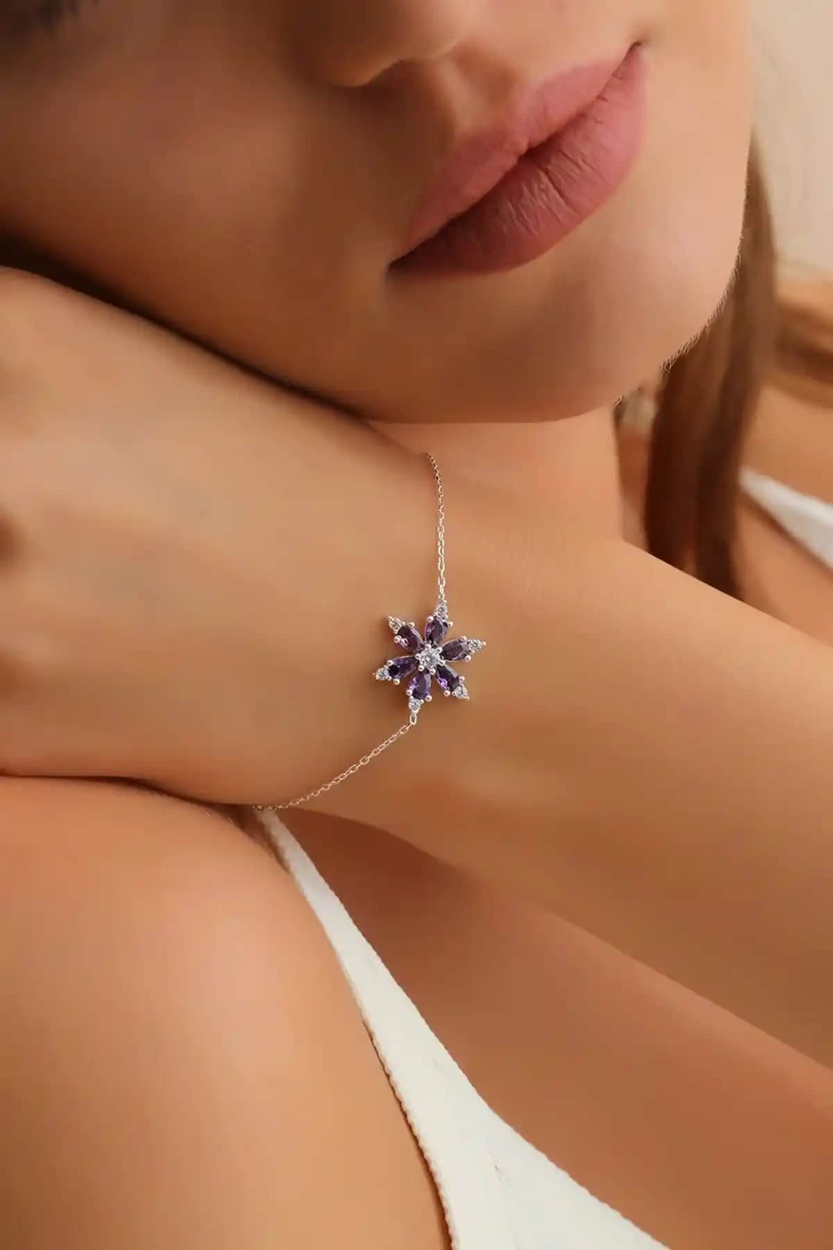 925 Ayar Gümüş Zirkon Taşlı Lotus ve Kamelya Motifli Bileklik Ürün Özellikleri