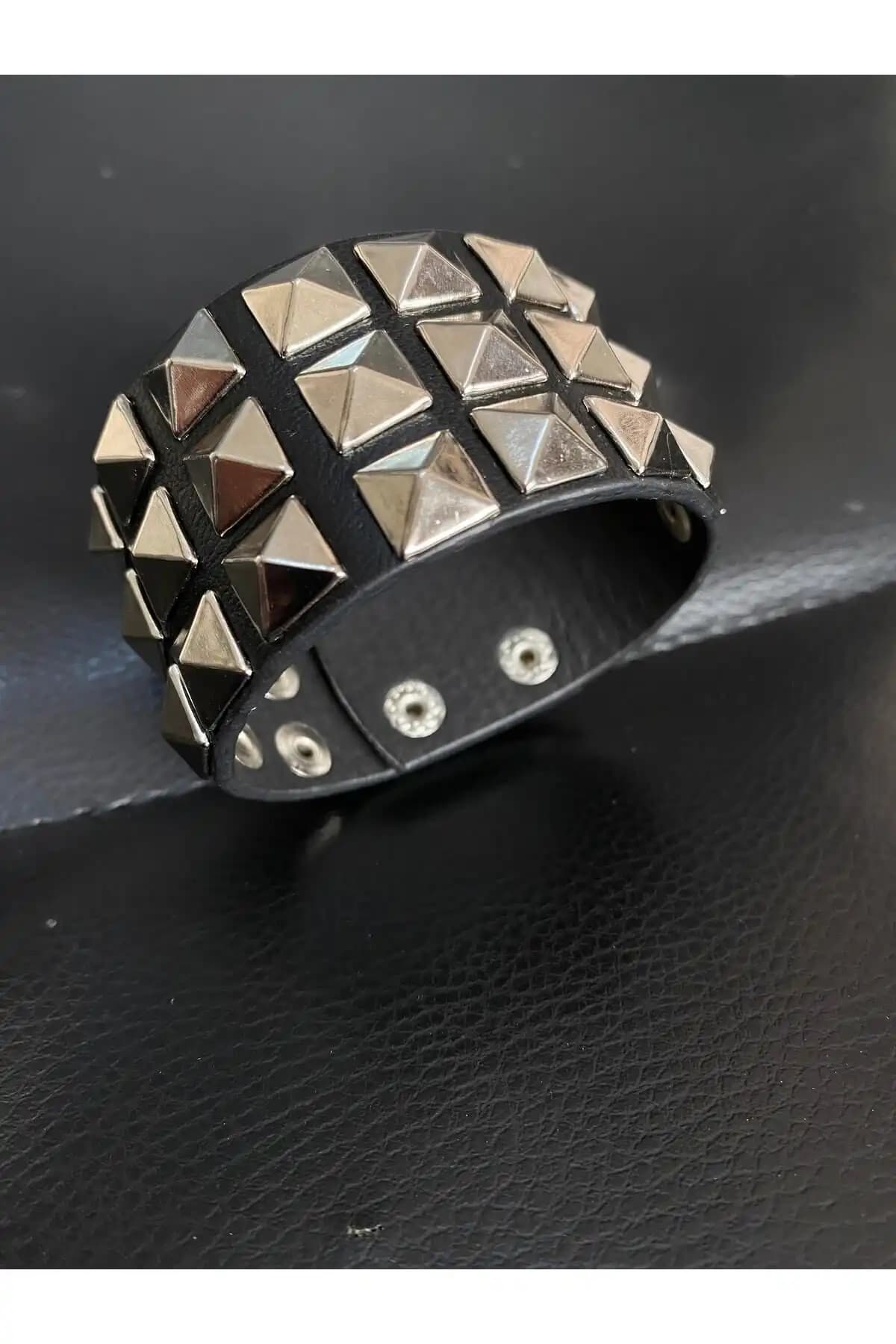 Aksabeltchokers 4 cm Üç Sıralı Piramit Gothic Metalci Bileklik Modern ve Dayanıklı Takı Seçeneği