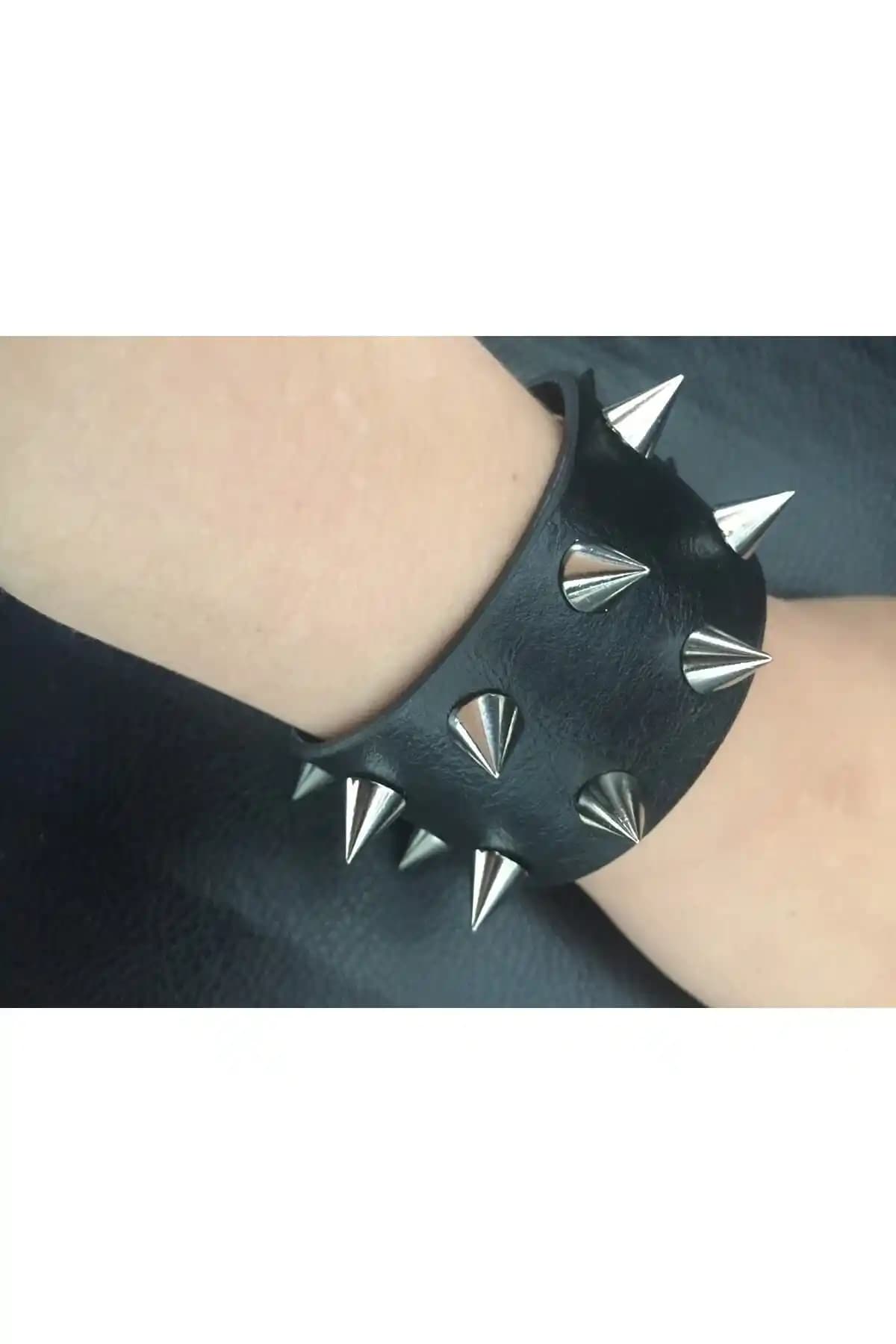 Aksabeltchokers Çivili Çift Sıralı Bileklik: Modern ve Dayanıklı Moda Aksesuarı