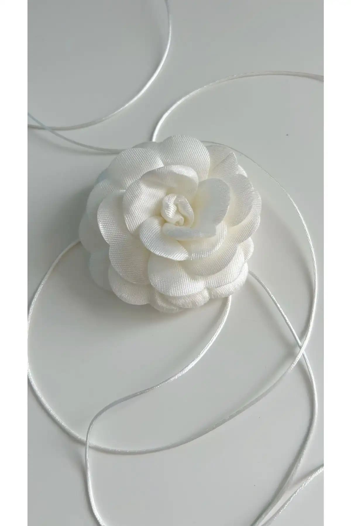 Âlâ Atelier Bağcıklı Kumaş Çiçek Choker Kolye Modern ve Zarif Aksesuar Özellikleri