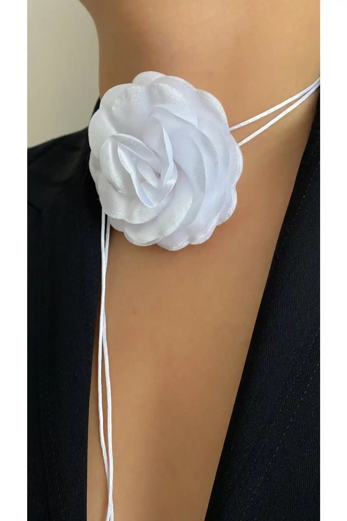 Âlâ Atelier Bağcıklı Kumaş Çiçek Choker Kolye Modern ve Zarif Tasarımıyla Günlük ve Özel Gün Kullanımı İçin Uygun