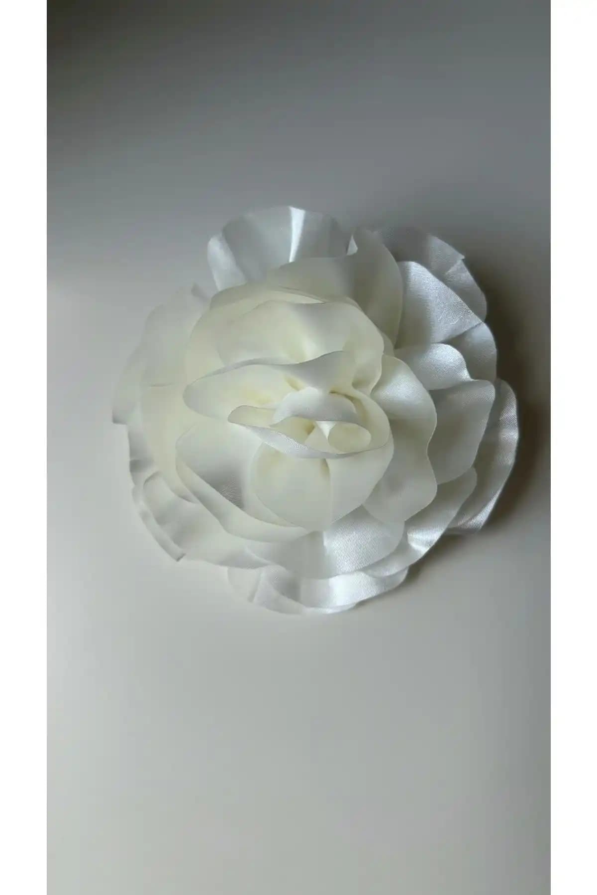 Alâ Atelier'in özel tasarım gül broşu şıklık ve estetiği bir araya getiriyor