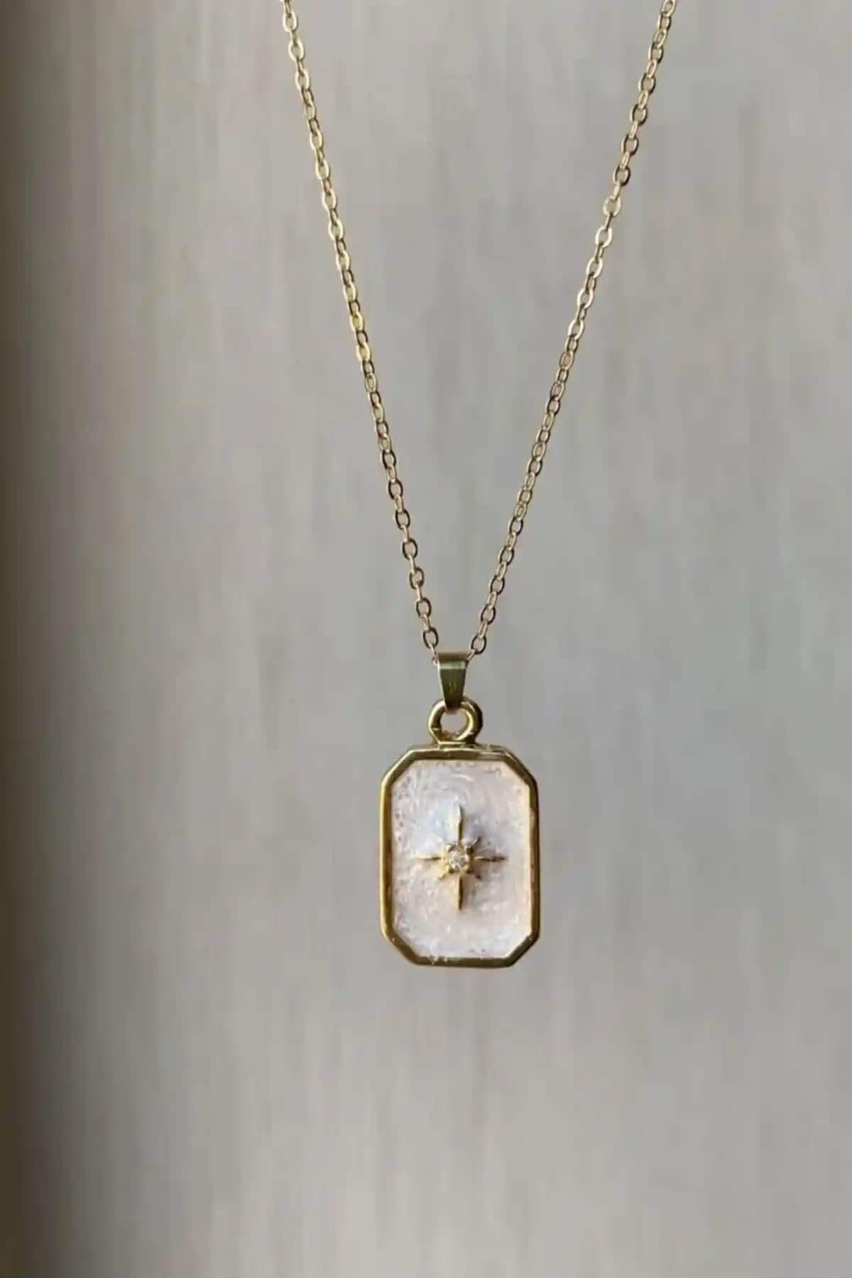 Alexis Carrel Altın Kaplama Dikdörtgen Kutup Yıldızı Kan Kolyesi Modern ve Şık Tasarım