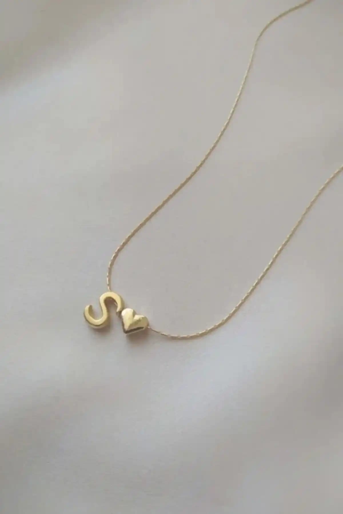 Alexis Carrel Kalp Detaylı S Harfli Kadın Kolye: Zarif ve Anlamlı Takı Seçenekleri