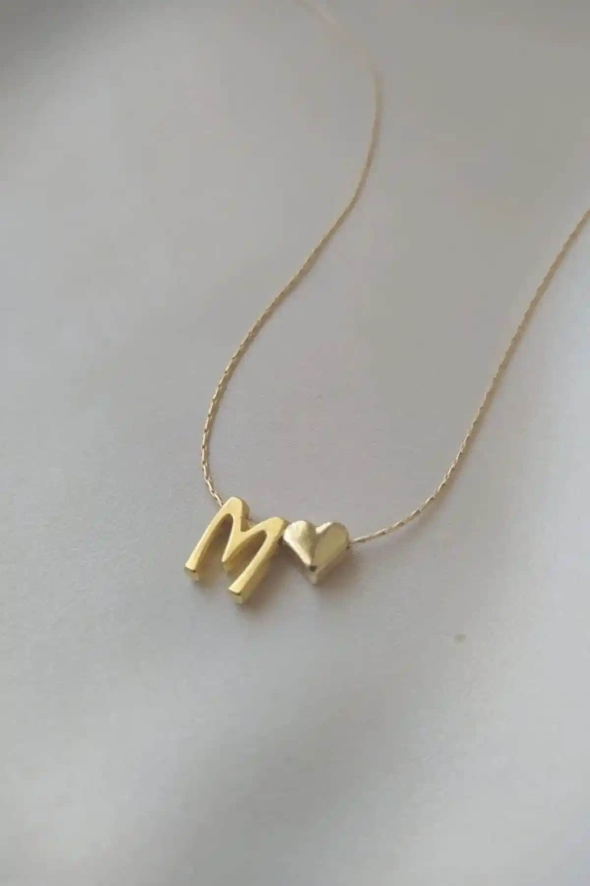 Alexis Carrel M Harfli Kolye: Şıklık ve Dayanıklılığı Bir Arada Sunan Zarif Takı Seçeneği